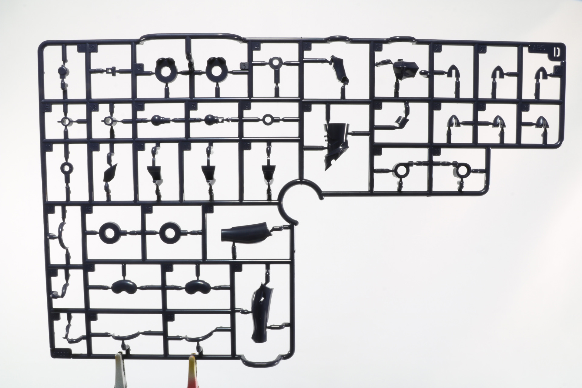 足先など細かいパーツで構成されたDランナー