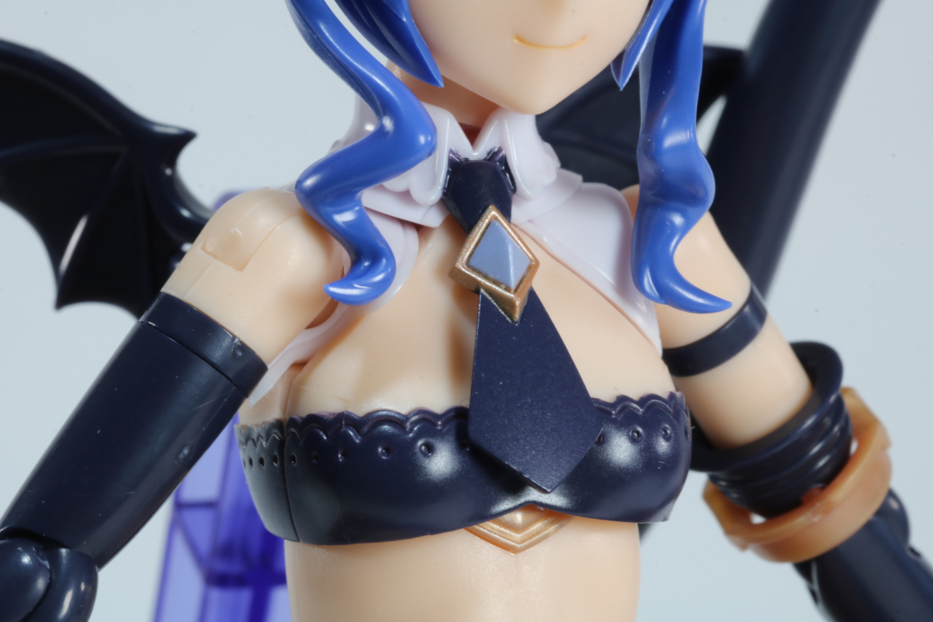 武装の内側。鍔部分に接続パーツがある