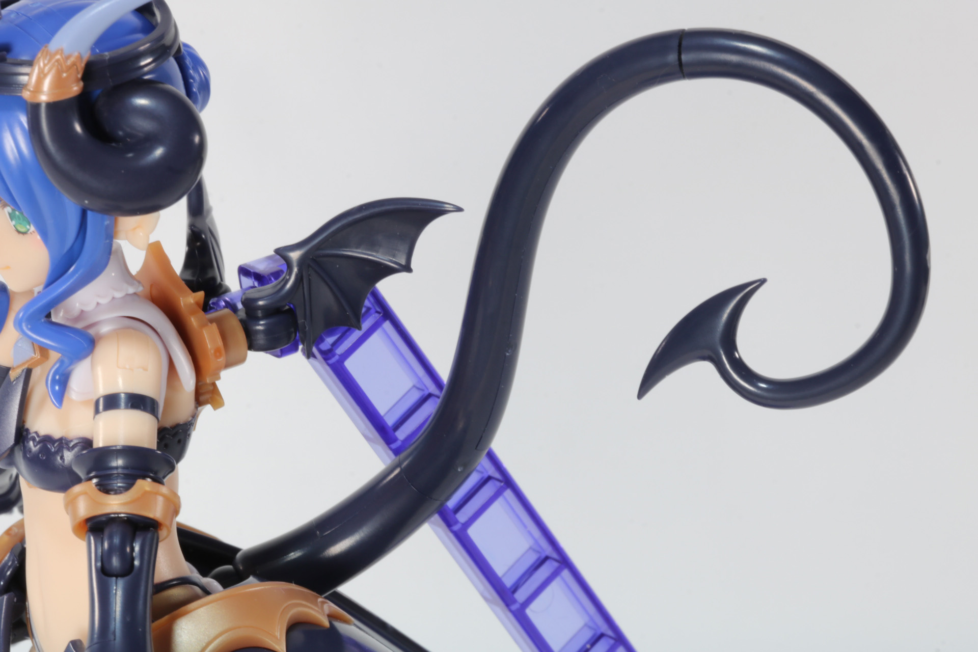 武装の内側。鍔部分に接続パーツがある