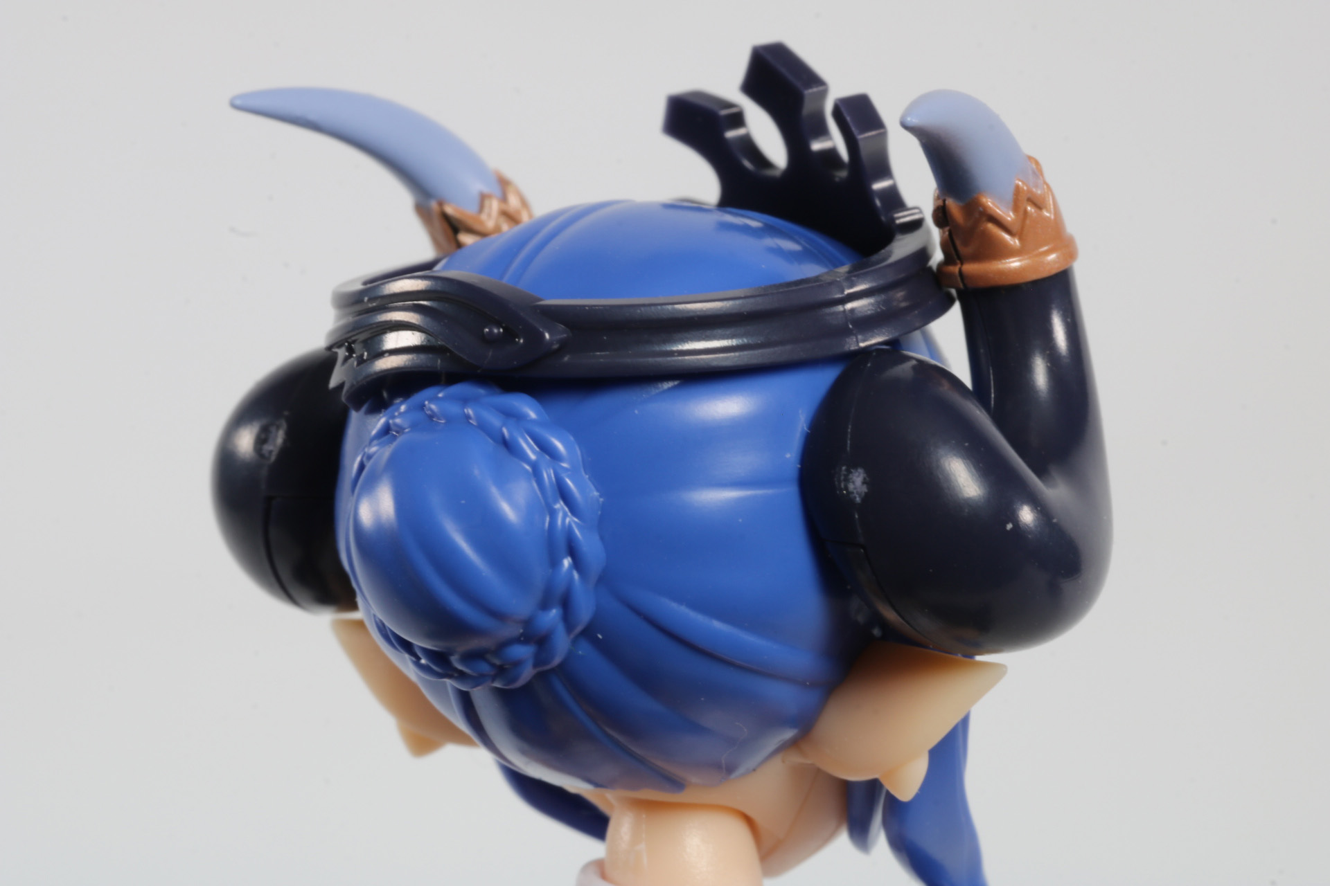 武装の内側。鍔部分に接続パーツがある