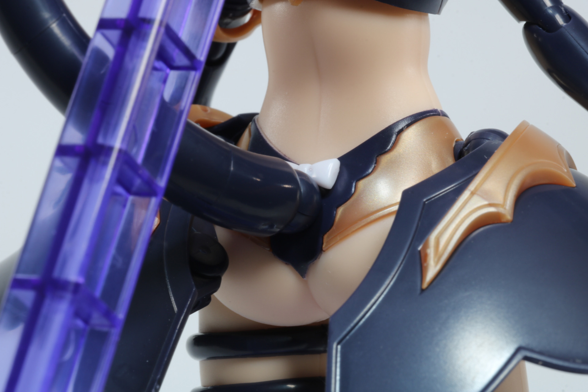 武装の内側。鍔部分に接続パーツがある