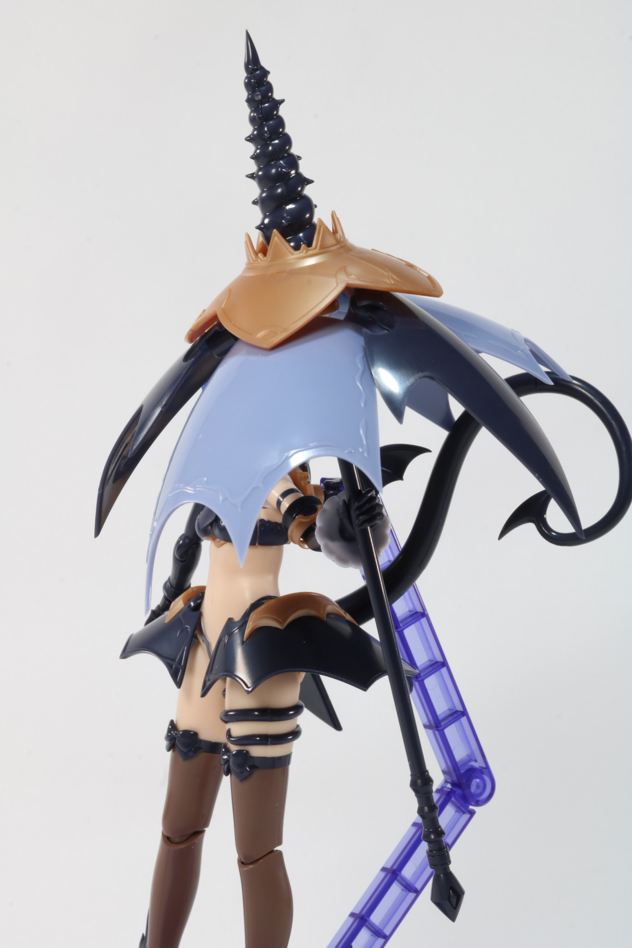 武装の内側。鍔部分に接続パーツがある