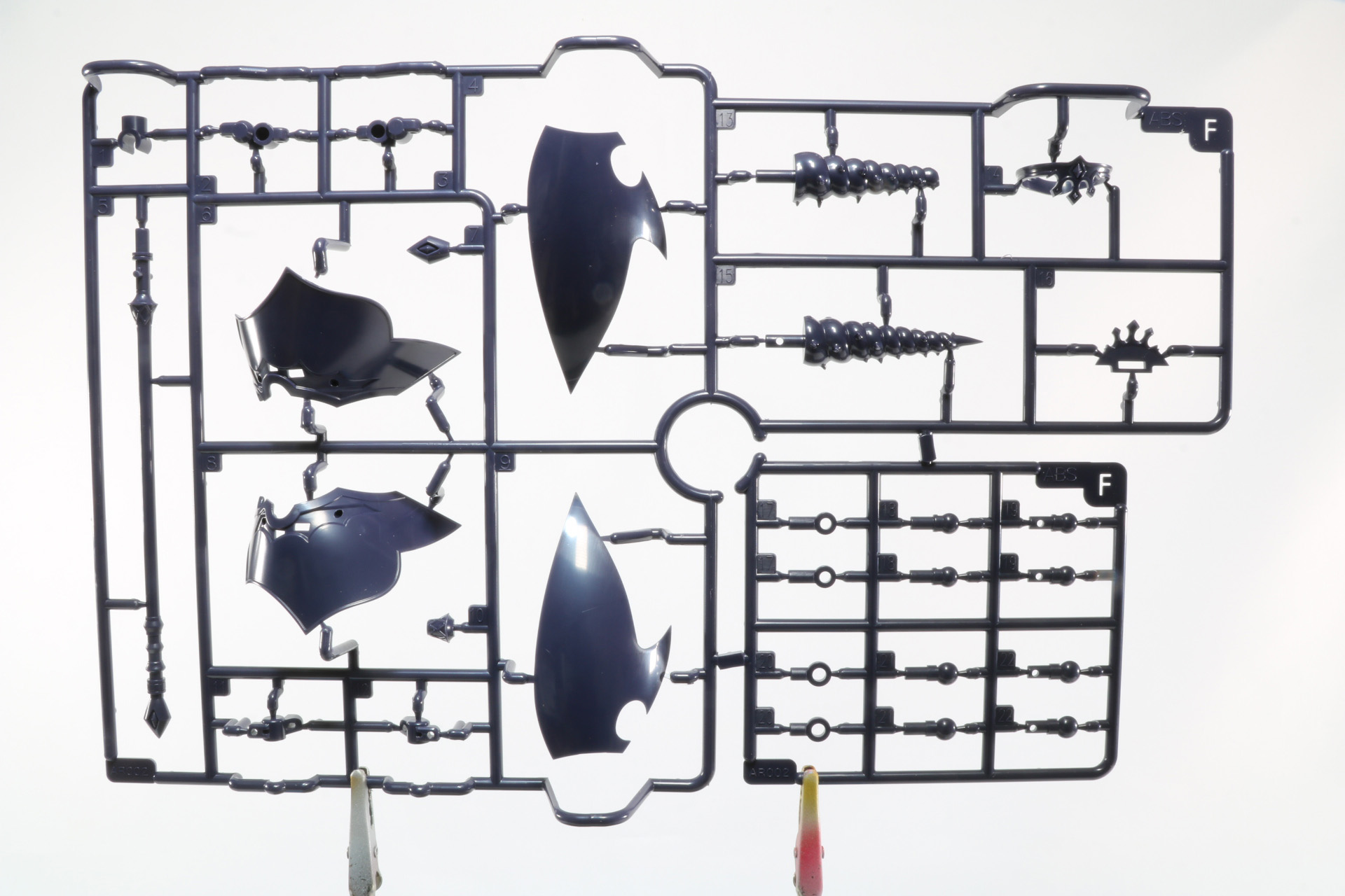 スカート部分や武装のパーツ、ティアラが入ったFランナー