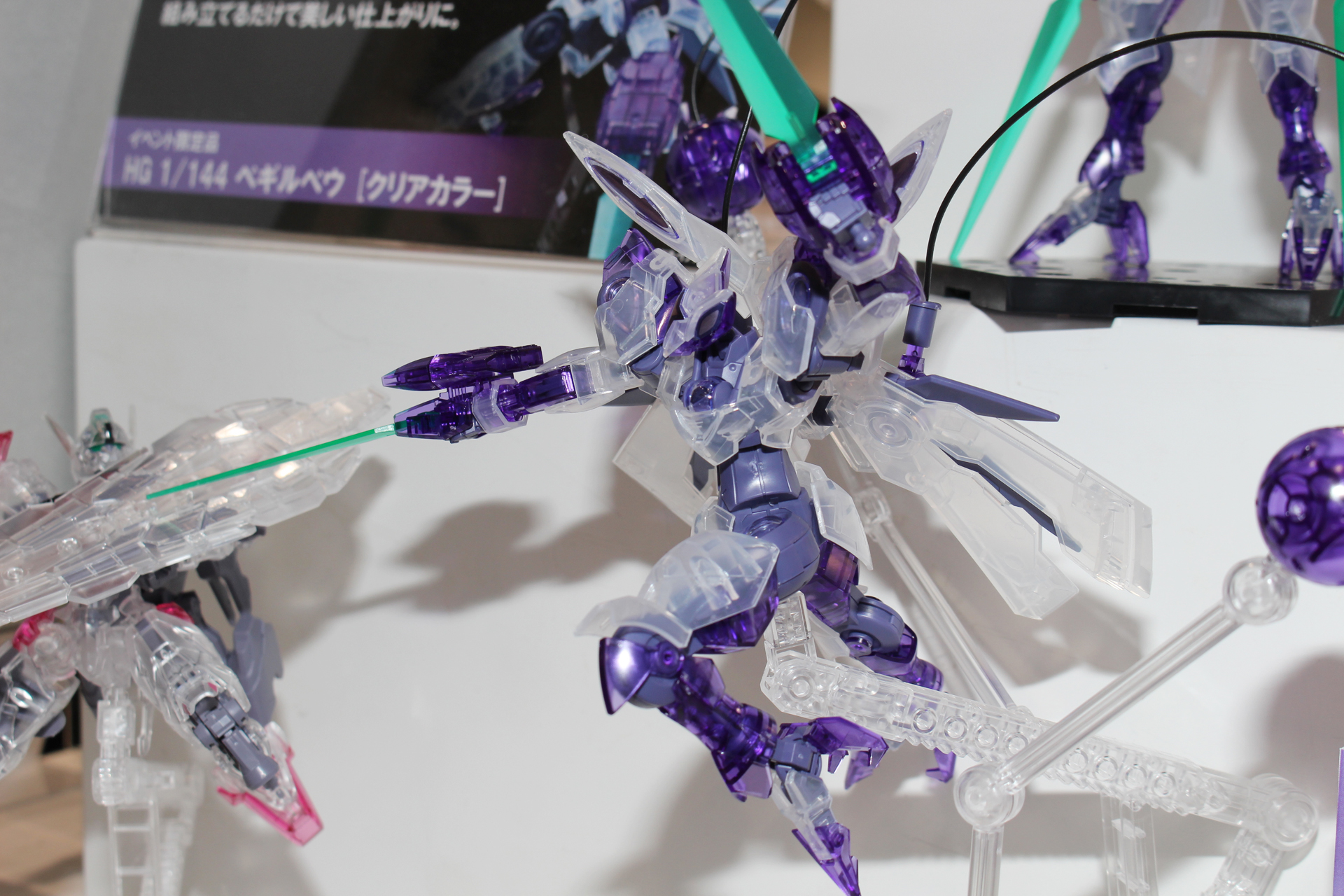 クリアパーツの透明度が高くフレームが透けて見える