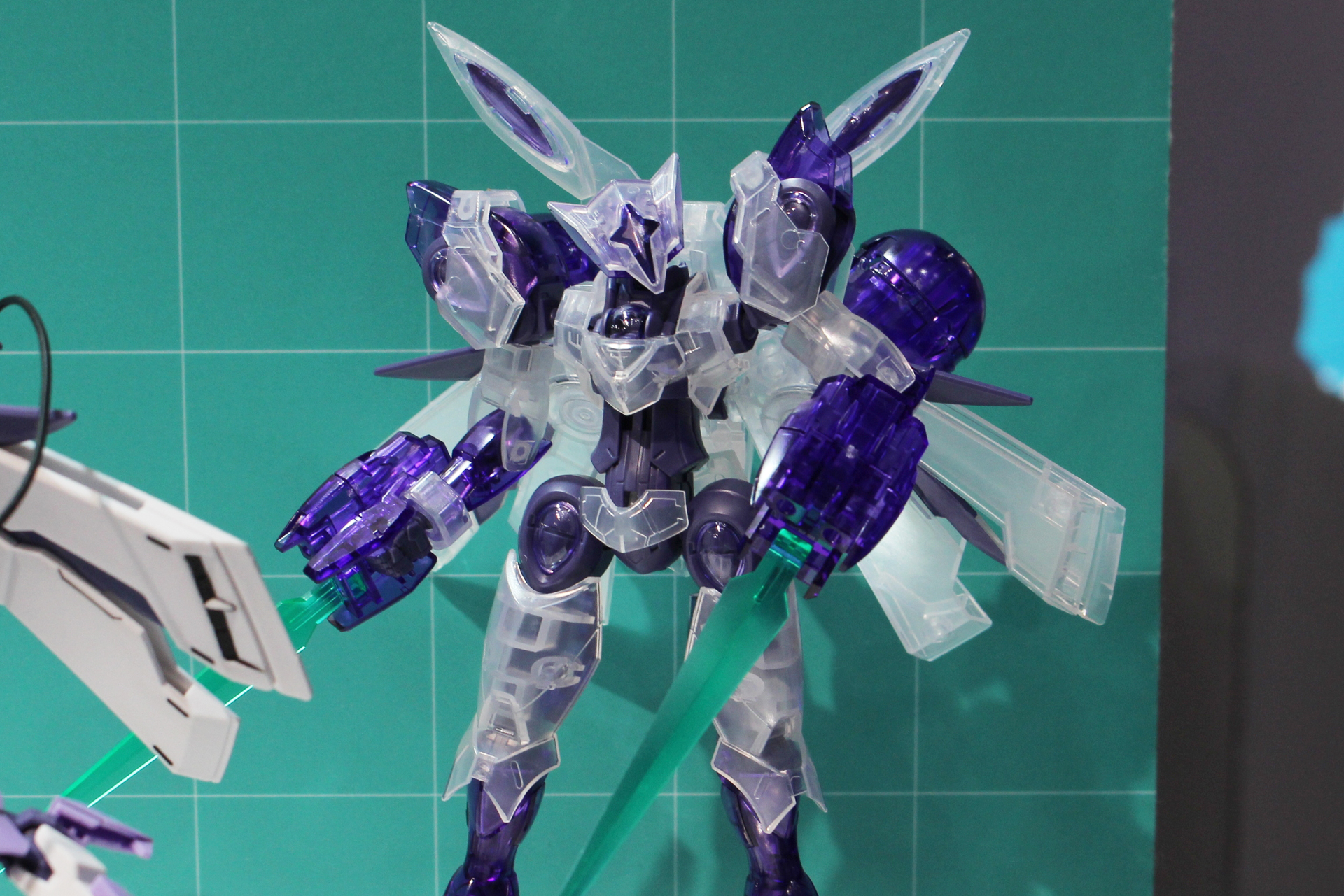 クリアパープルのパーツにより機体の印象が変わっている