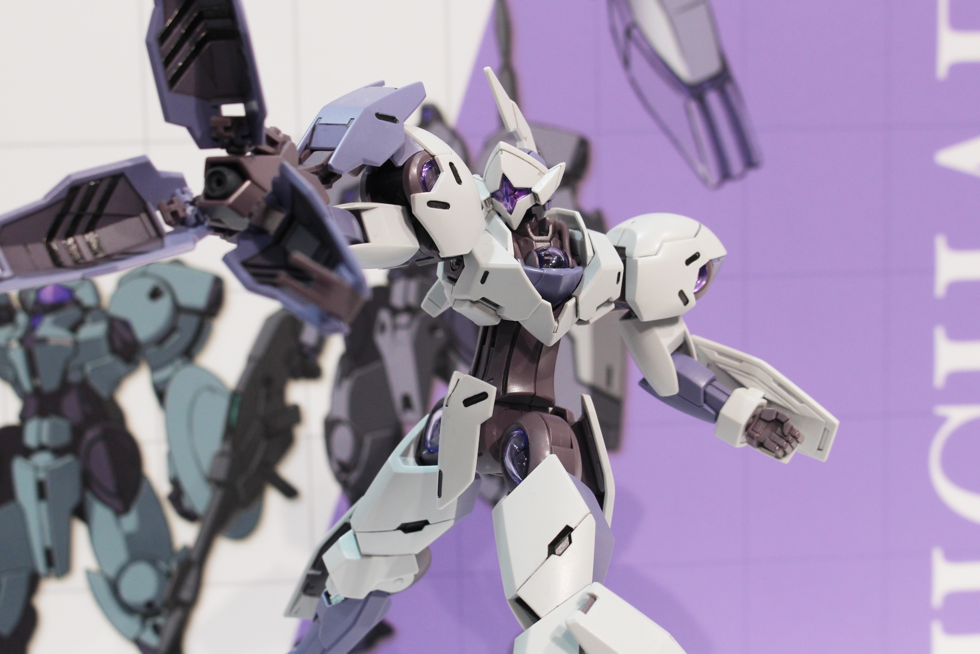 十文字のカメラや頭部の飾りなどは騎士を思わせる