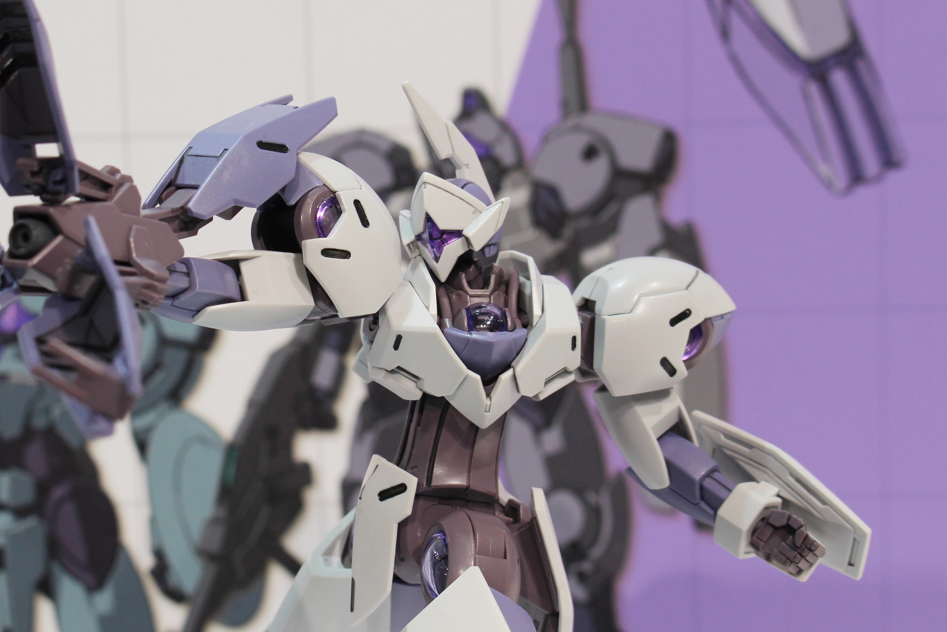 コクピットや関節部などにはクリアパーツを採用している