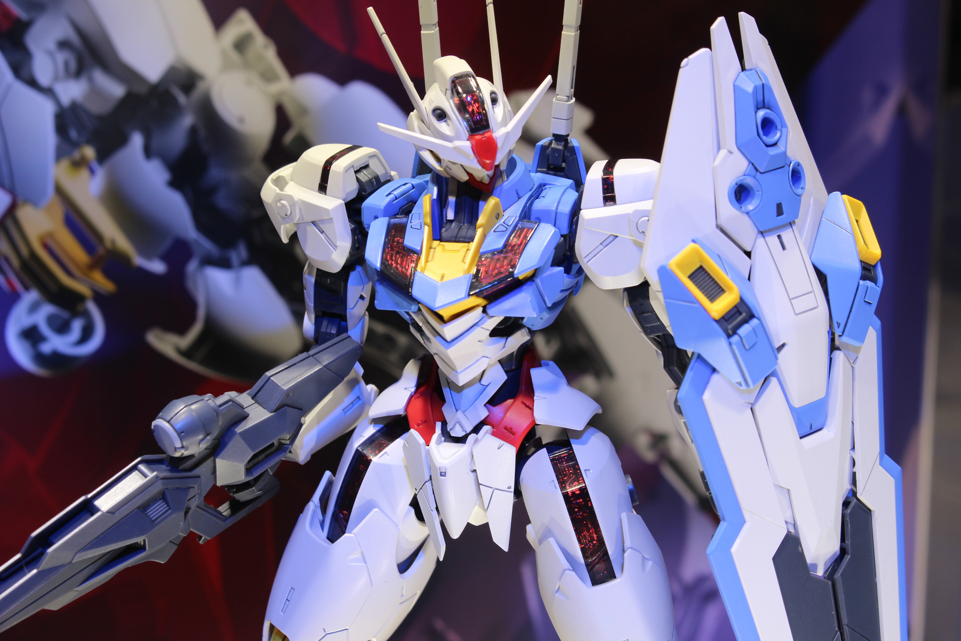 頭部、胸部、背中、脚部などに見られるシェルユニットは2種のパーツを組み合わせている