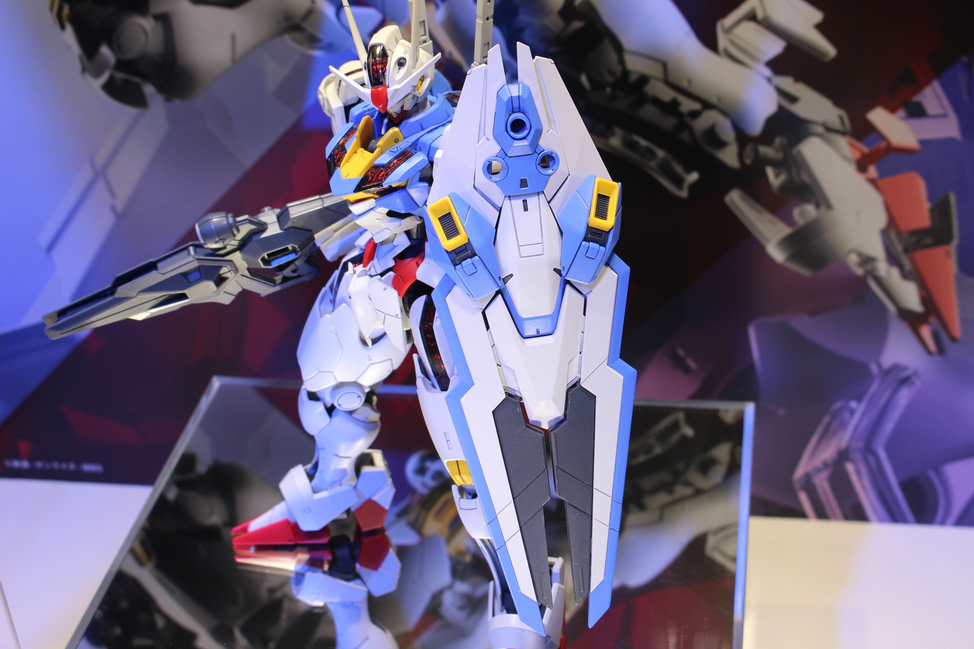 ビットステイヴへの分離や先端の展開などのギミックを備えたシールド