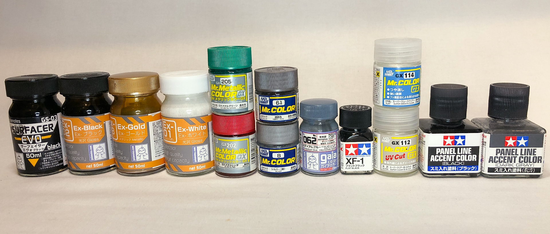 使用した塗料。ラッカー塗料を使用しメタルカラー中心で塗装を行なっていきます。