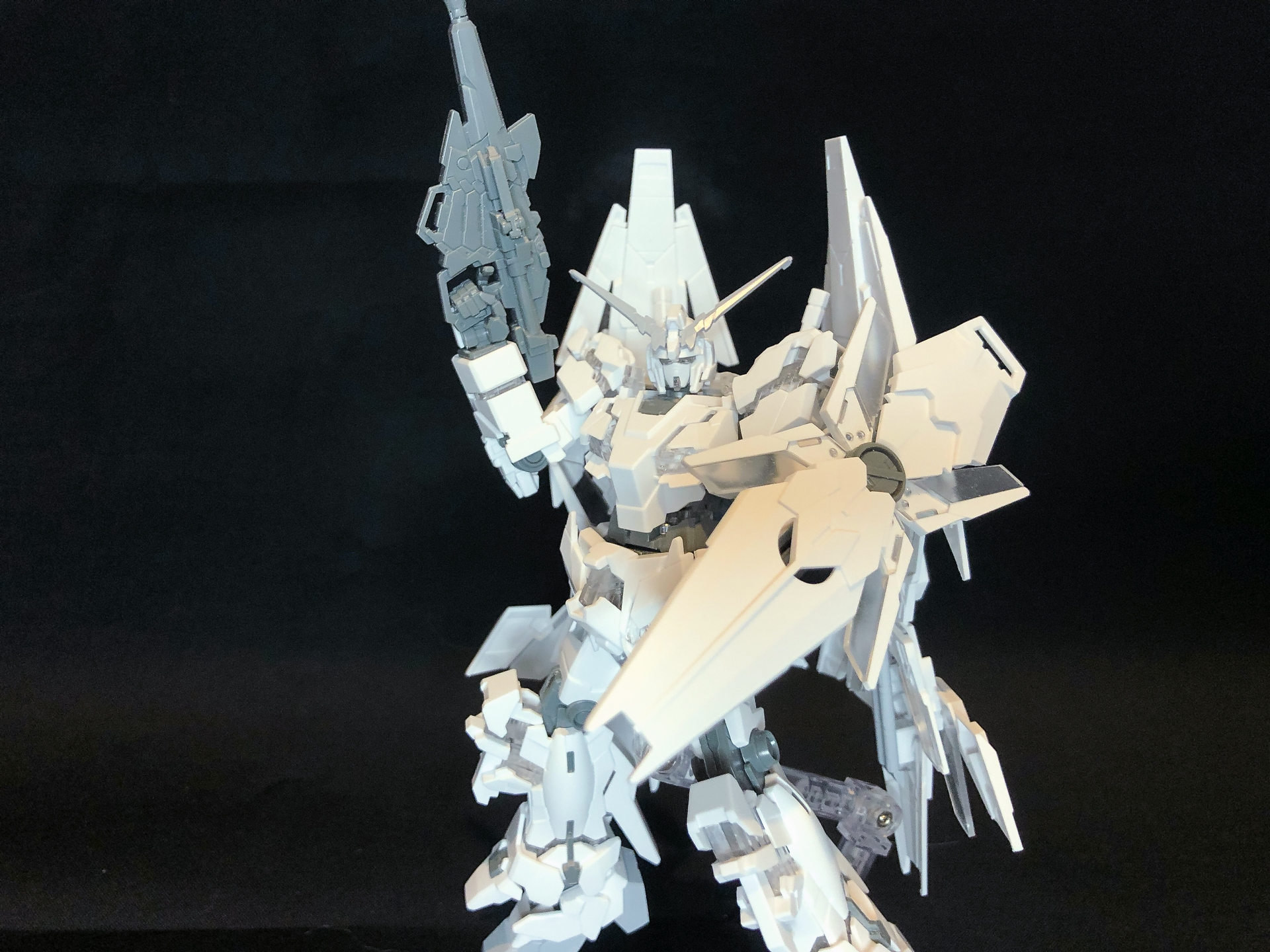 仮組を行なったユニコーンガンダム。シンプルなカラーリングとなっています。