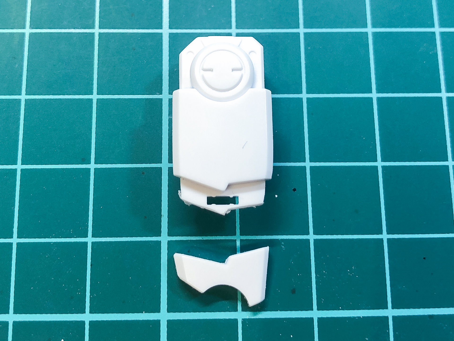 パーツを分割した太ももパーツ。サイコフレーム取り付け部分に合わせて分割しています。