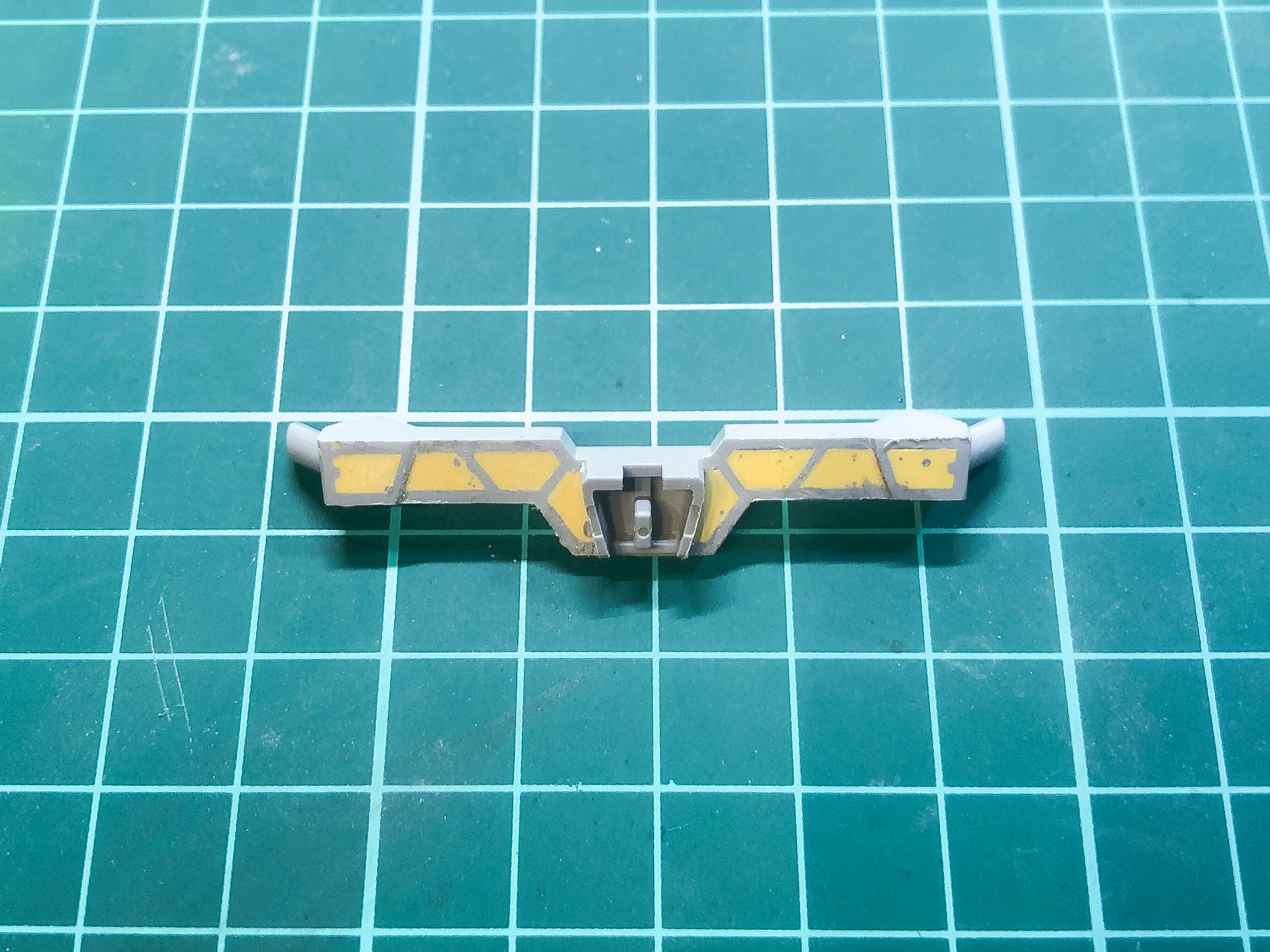 やすり掛けを行なったパーツ。やすり掛け時に発生した気泡はラッカーパテで埋めています。これを塗装することで肉抜き穴がなくなります。