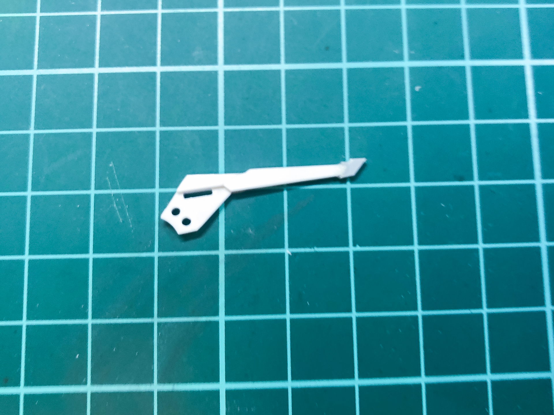 先端にプラ板を瞬間接着剤で接着し延長します。