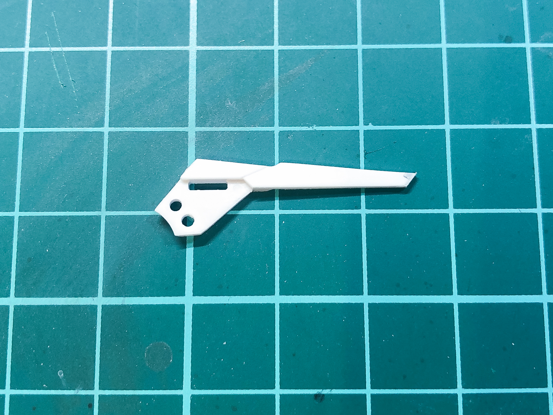 延長したプラ板を削り、形状を調整すれば先端がシャープになります。