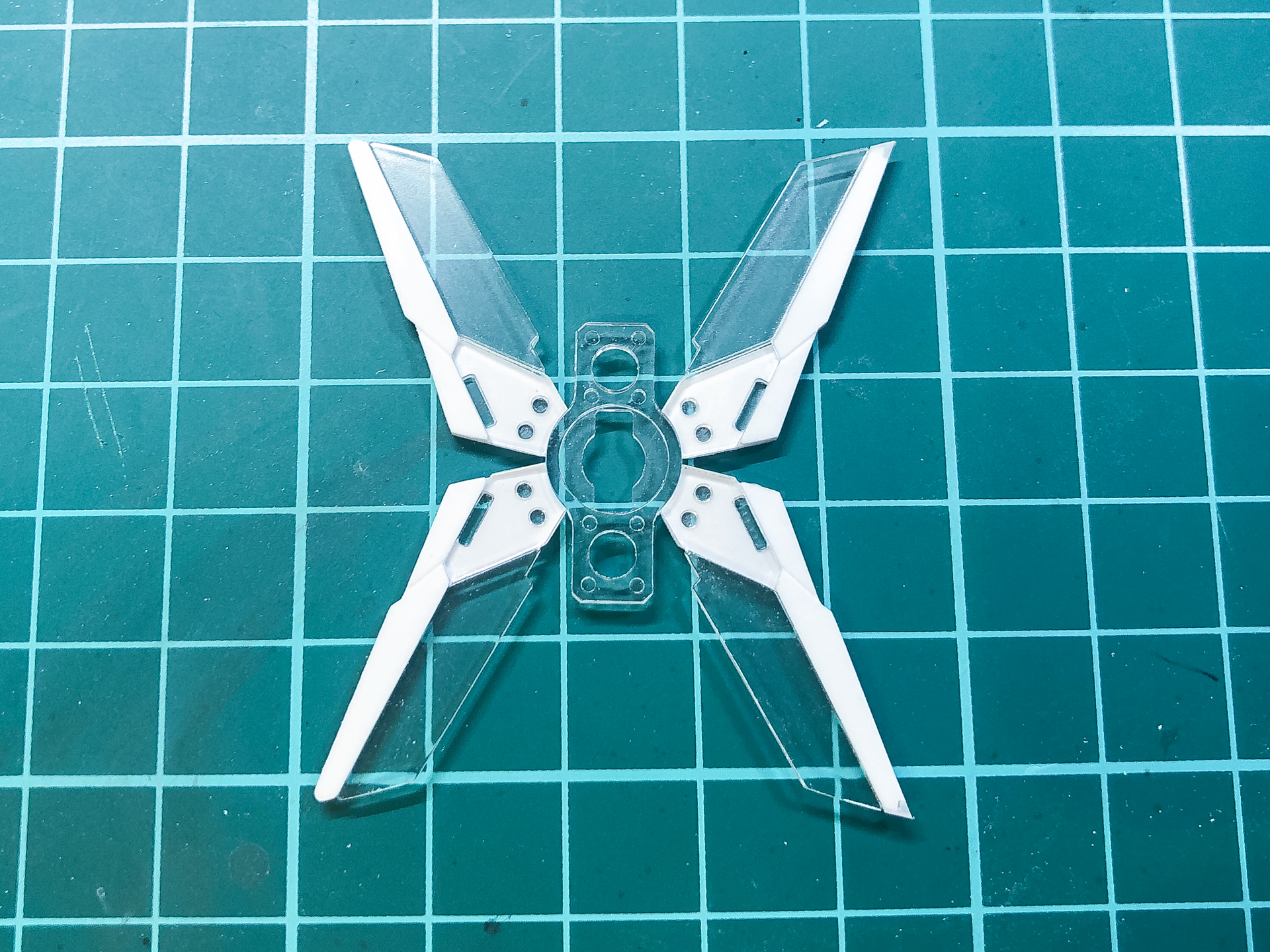 加工前のパーツ（写真左）と加工後のパーツ（写真右）を比較してみました。加工を行なうことでディテールがアップしています。