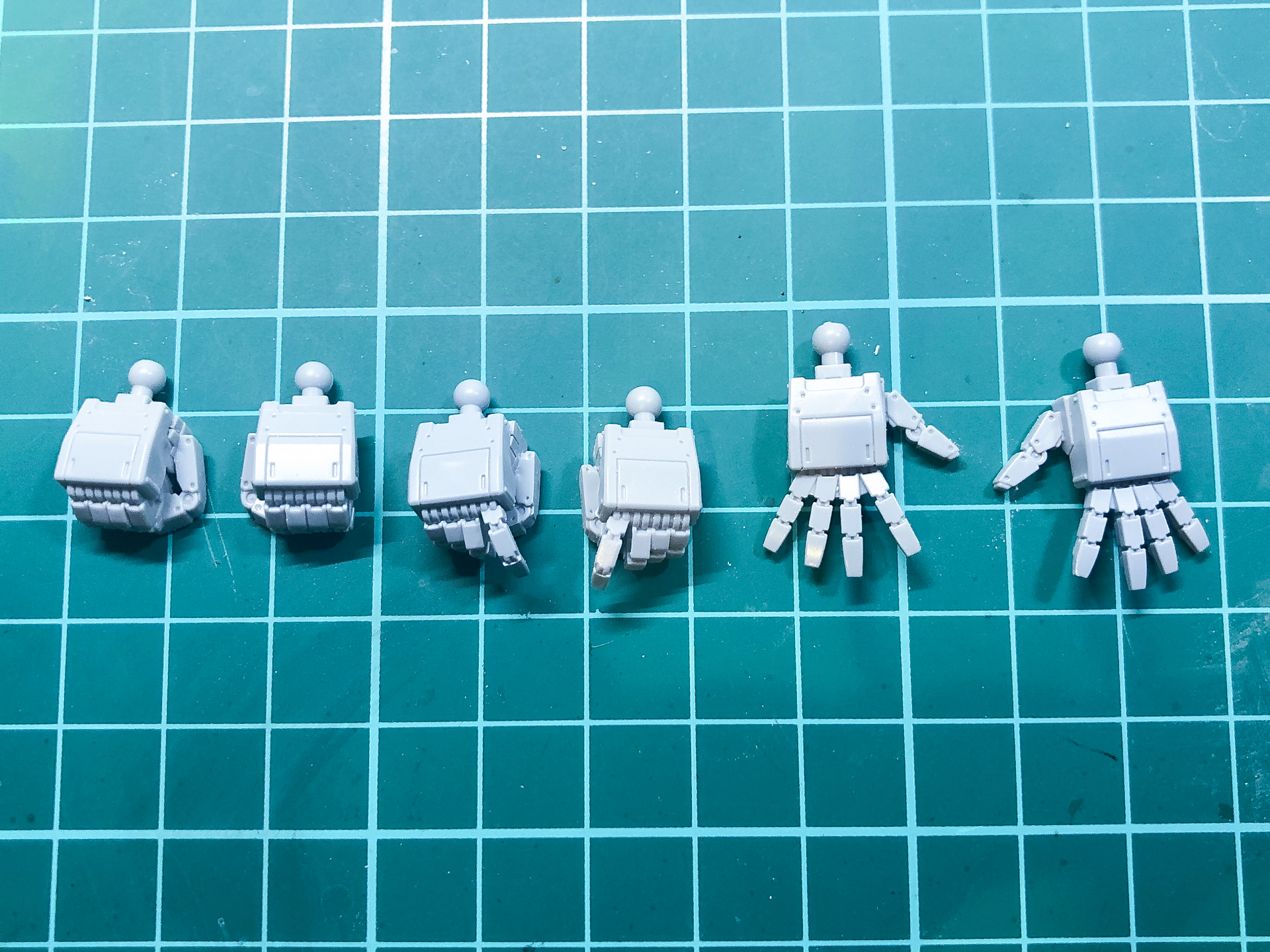 交換したビルダーズパーツ。握り手だけではなく開き手も付属しています。