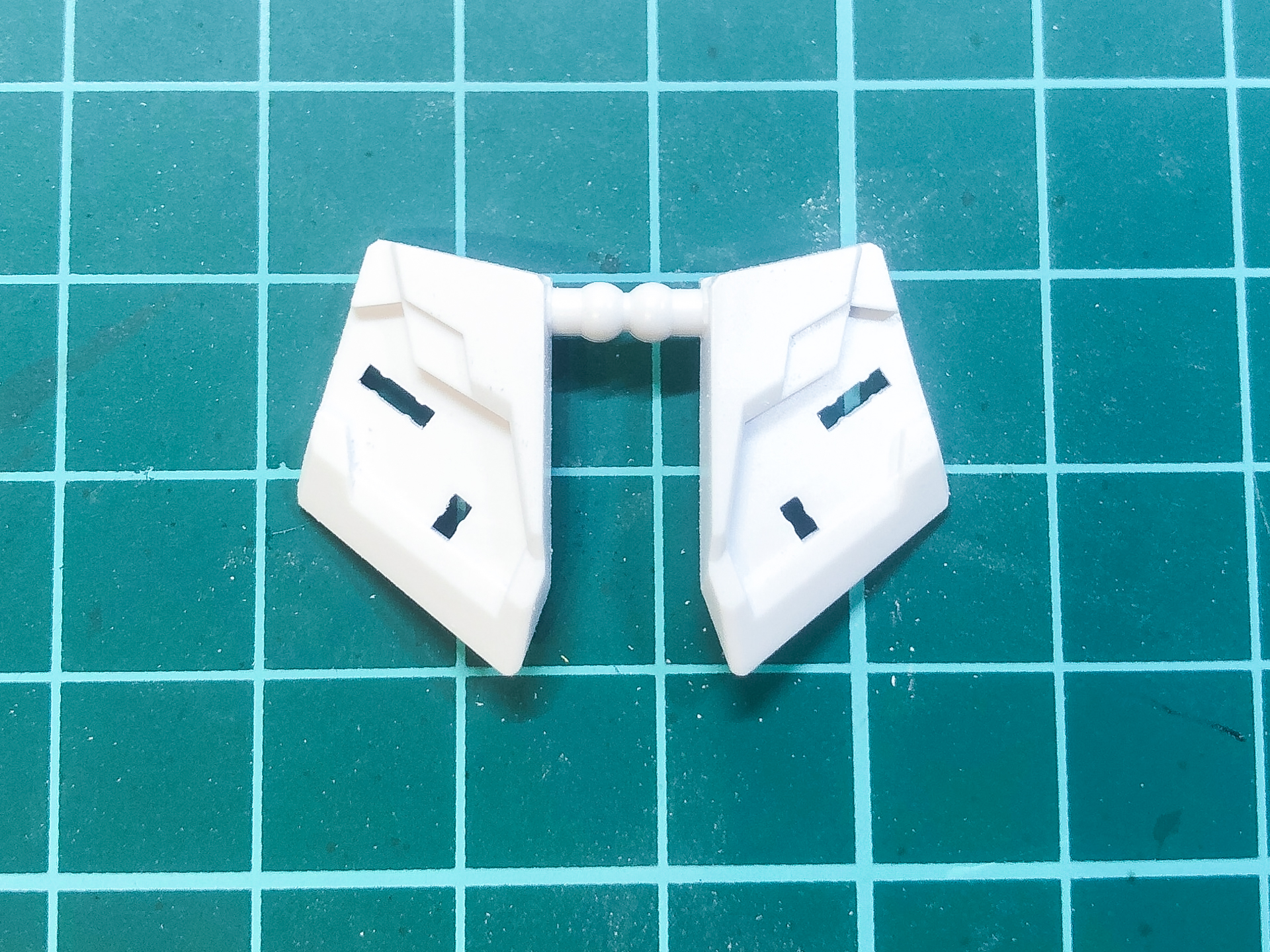 分割前のフロントアーマー。もともと分割可能な形状となっています。