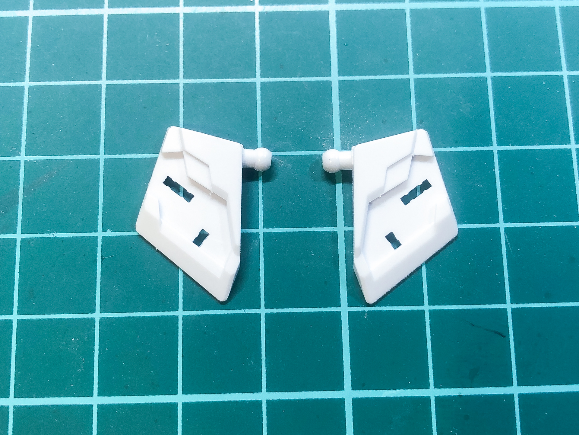 分割を行なったフロントアーマー。これで左右独立可動が可能です。