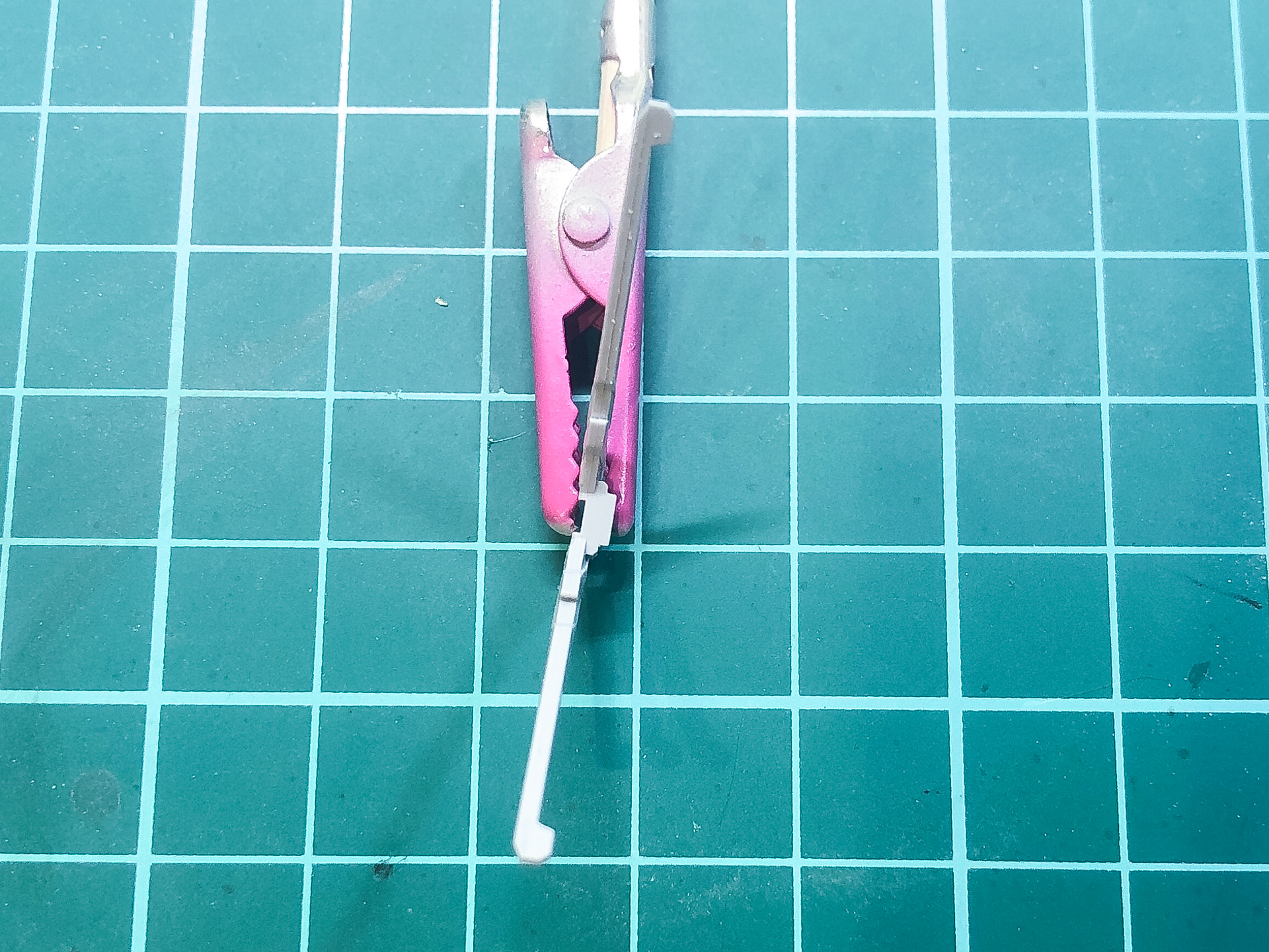 加工前のアンテナパーツ。安全フラッグが付いています。