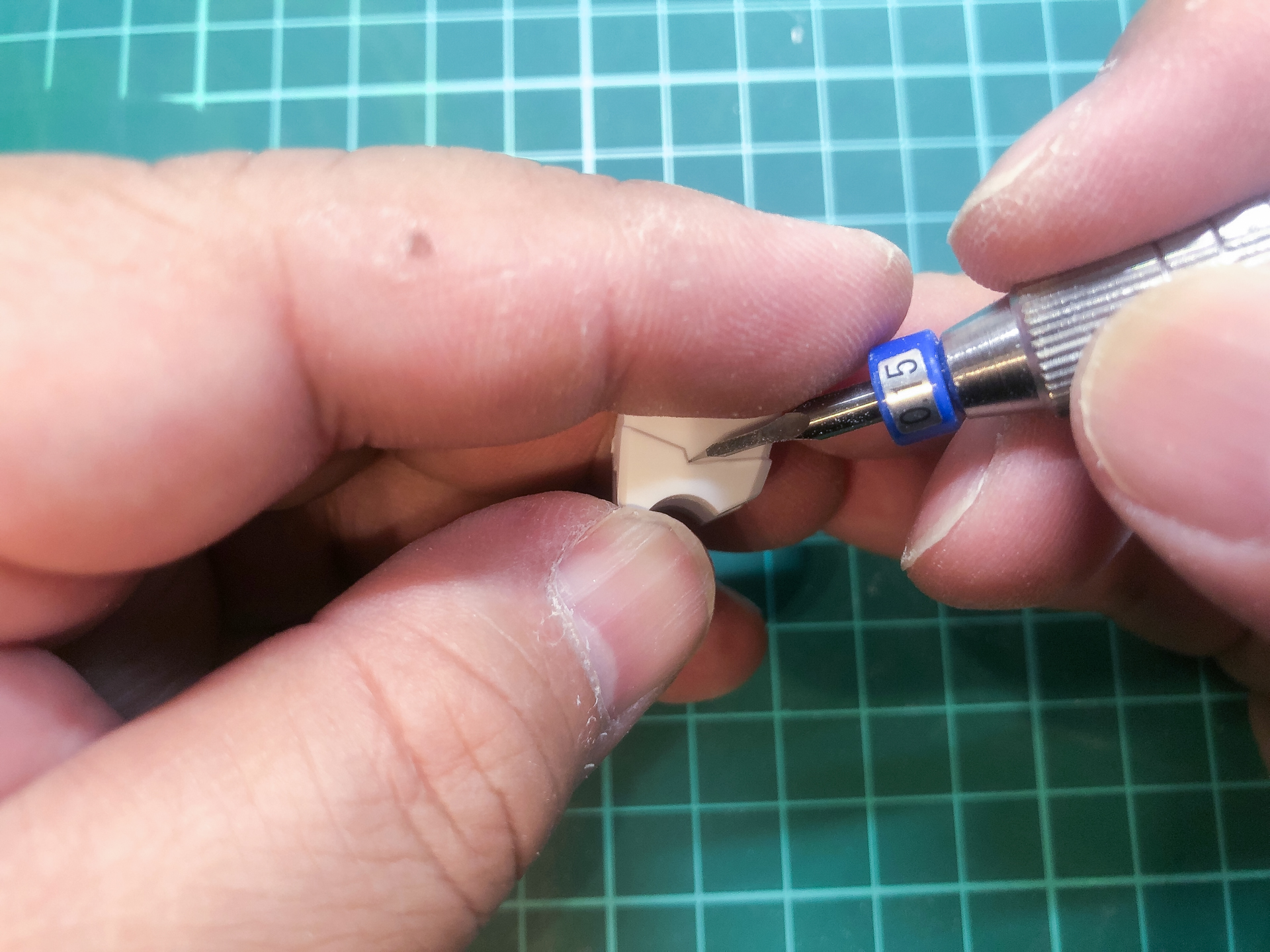 モールドの彫り直しにはタガネを使用します。力を入れすぎないように注意しながら加工していきます。