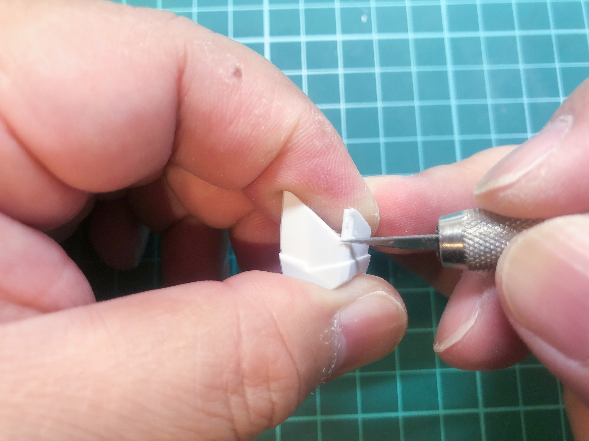 デザインナイフでカンナ掛けを行なってエッジをシャープ化します。