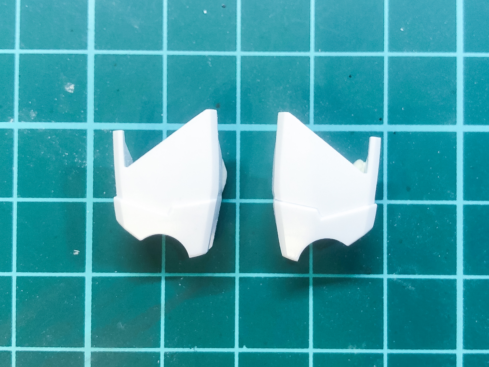 加工前の太ももパーツ（写真左）と加工後の太ももパーツ（写真右）。モールドとエッジがはっきりしました。