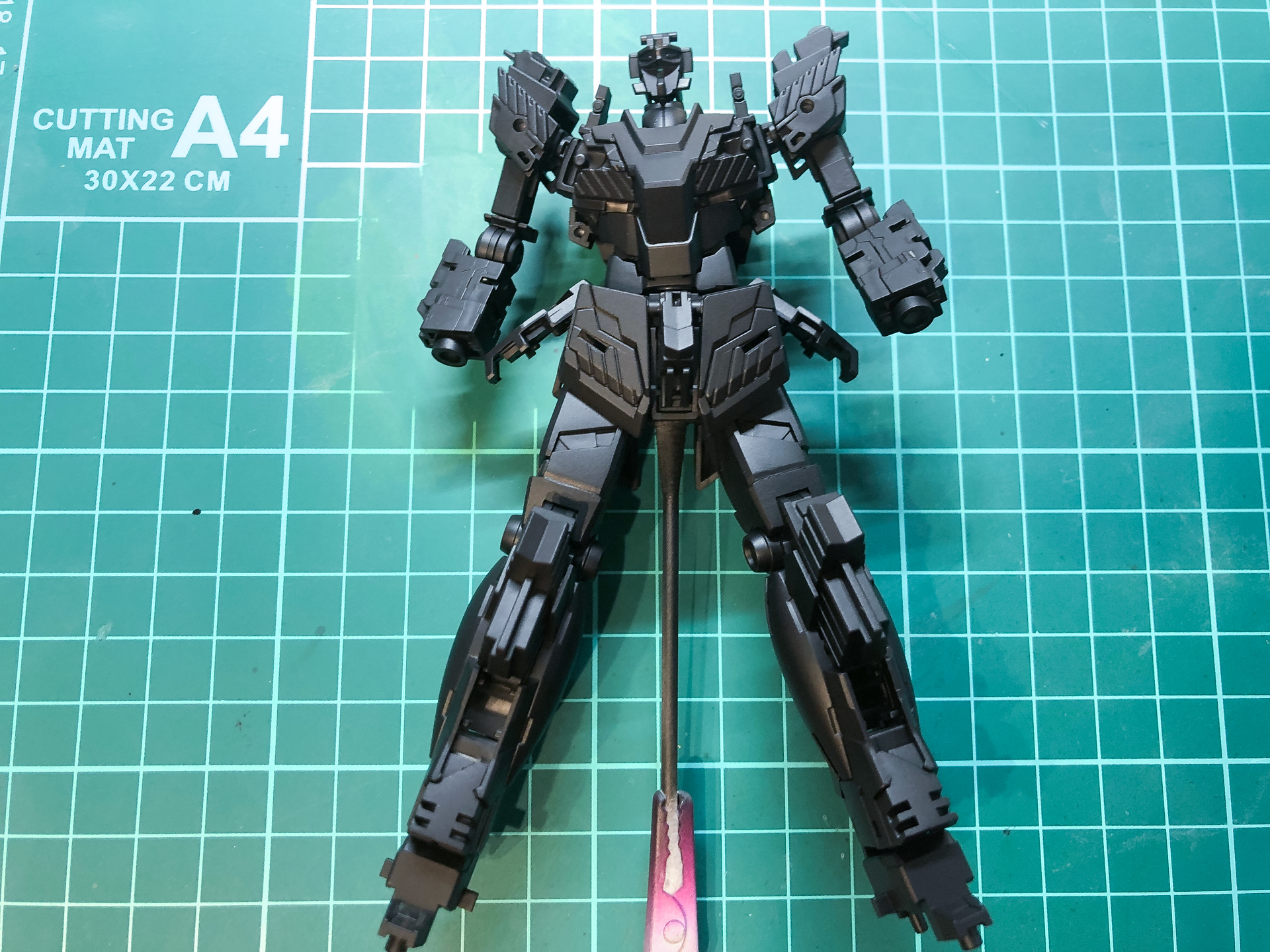 サーフェイサーを塗布した本体。今回は組み立てた状態で塗装します。