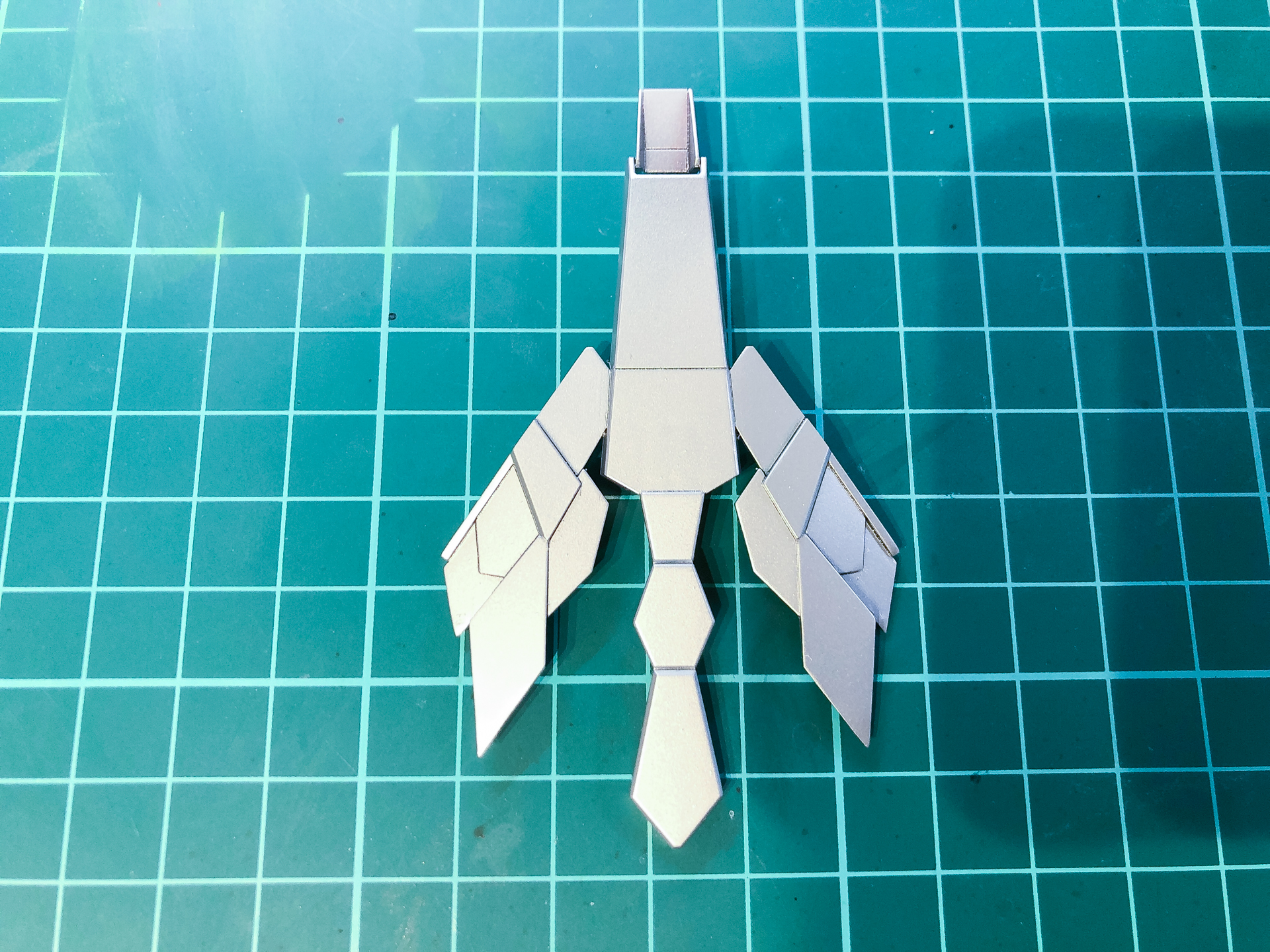 下地塗装を行なったアームド・アーマーDE。クレオスのシルバーは隠ぺい力が高いため下地塗装に向いています。