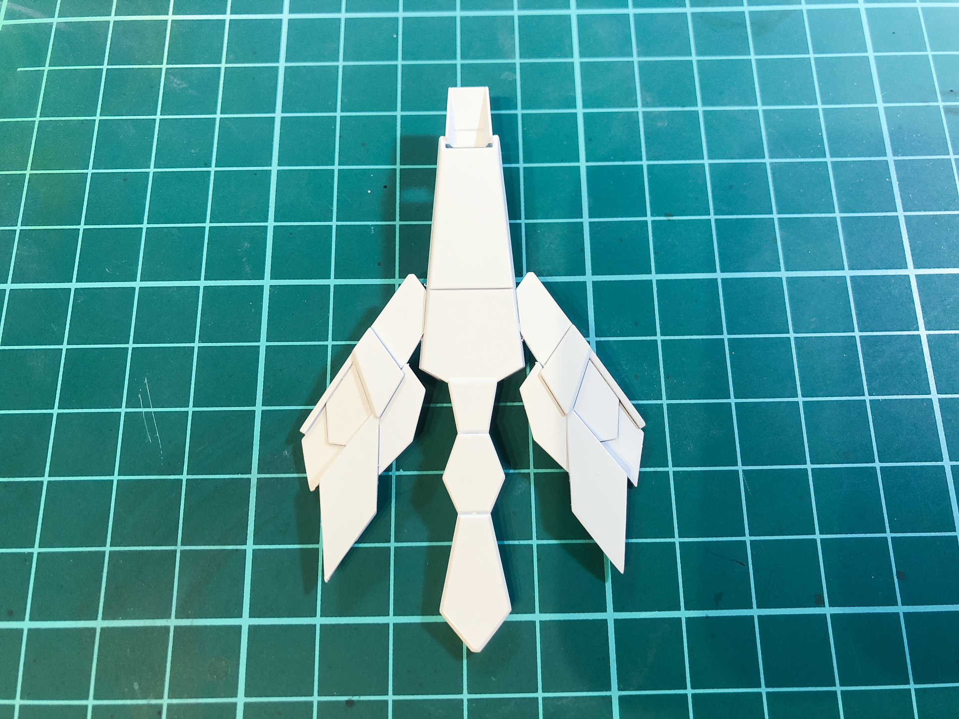 ホワイトを塗装したアームド・アーマーDE。光沢のあるホワイトに仕上がりました。