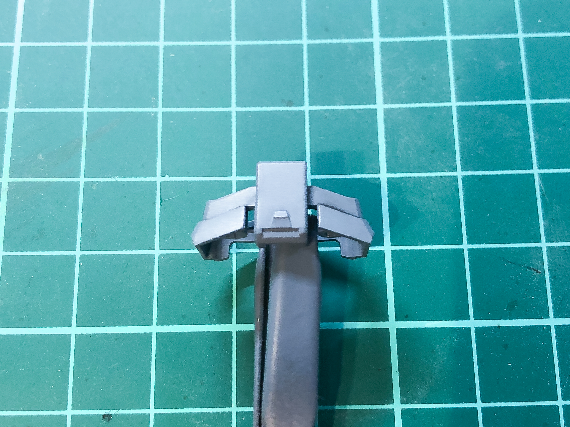 上塗りを行なった腹部パーツ。青みのあるグレーに仕上がりました。