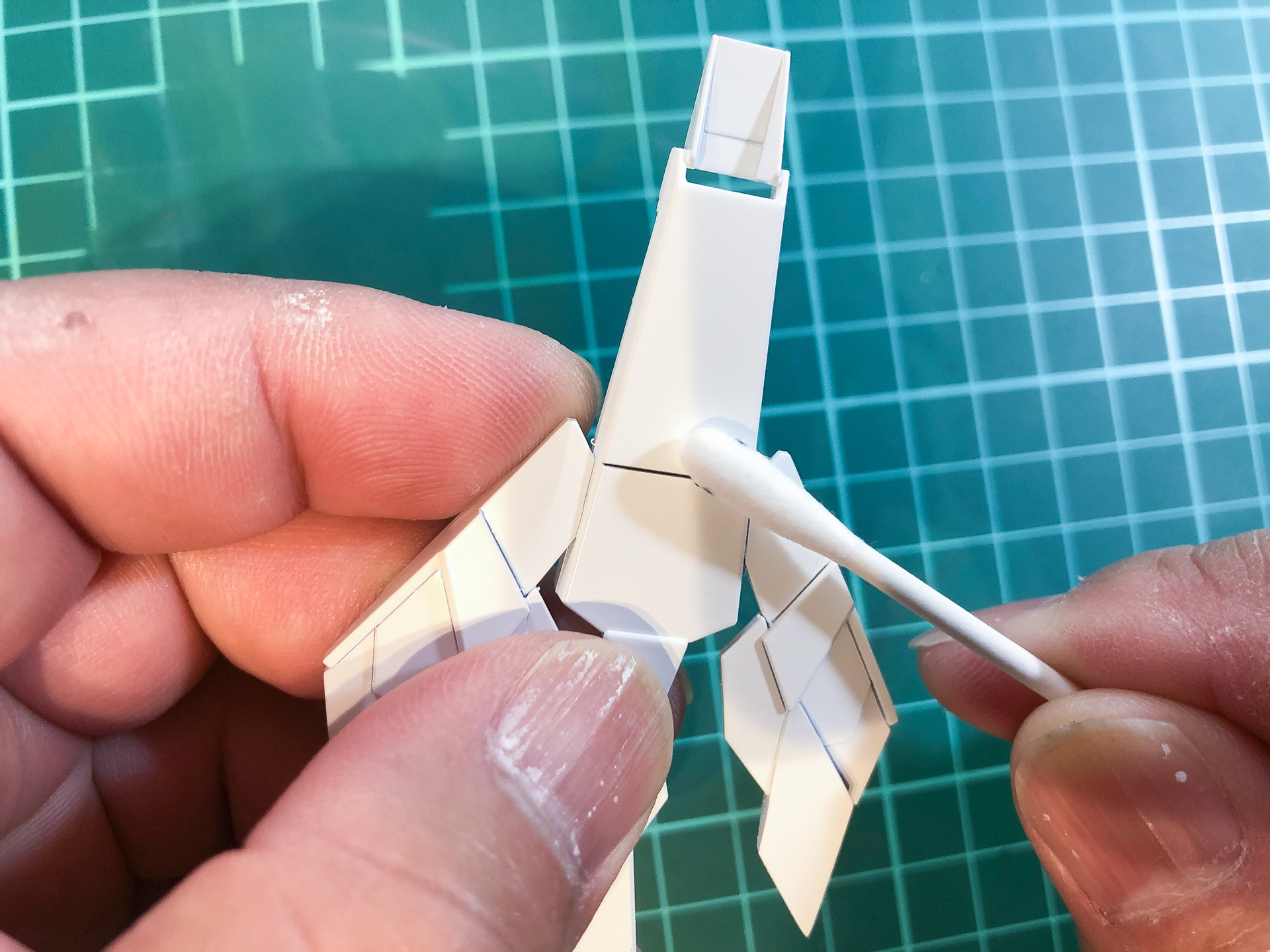 塗料が乾燥したらはみ出た部分にエナメル溶剤を含ませた綿棒で拭き取り仕上げていきます。