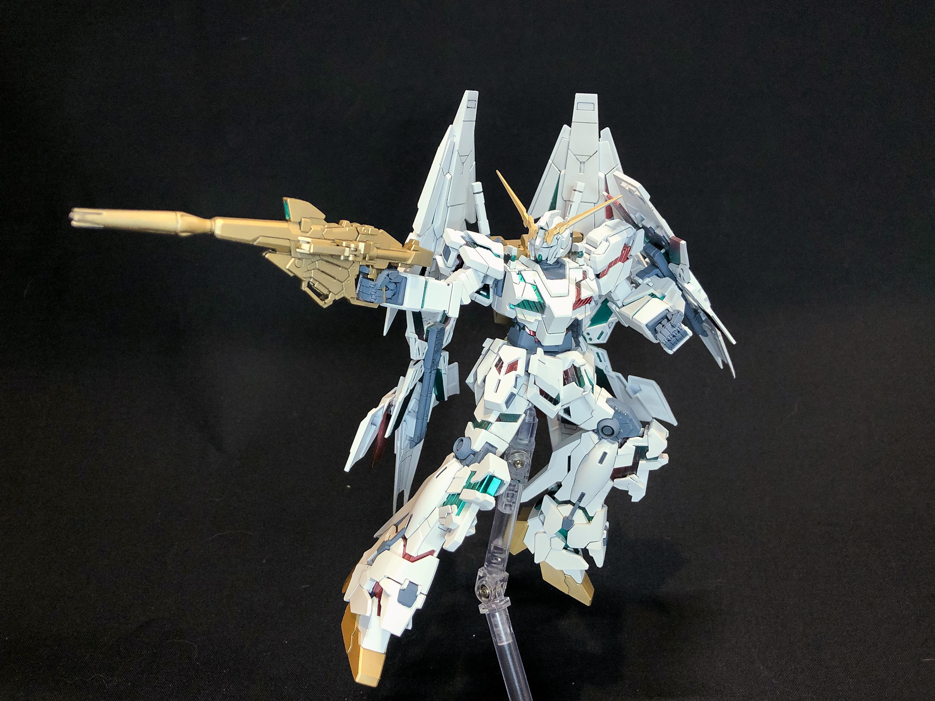 ビームマグナムを構えてみました。ゴールド部分はツヤ消し仕上げをしたことにより浮いてしまうことなく、調和がとれていると思います。