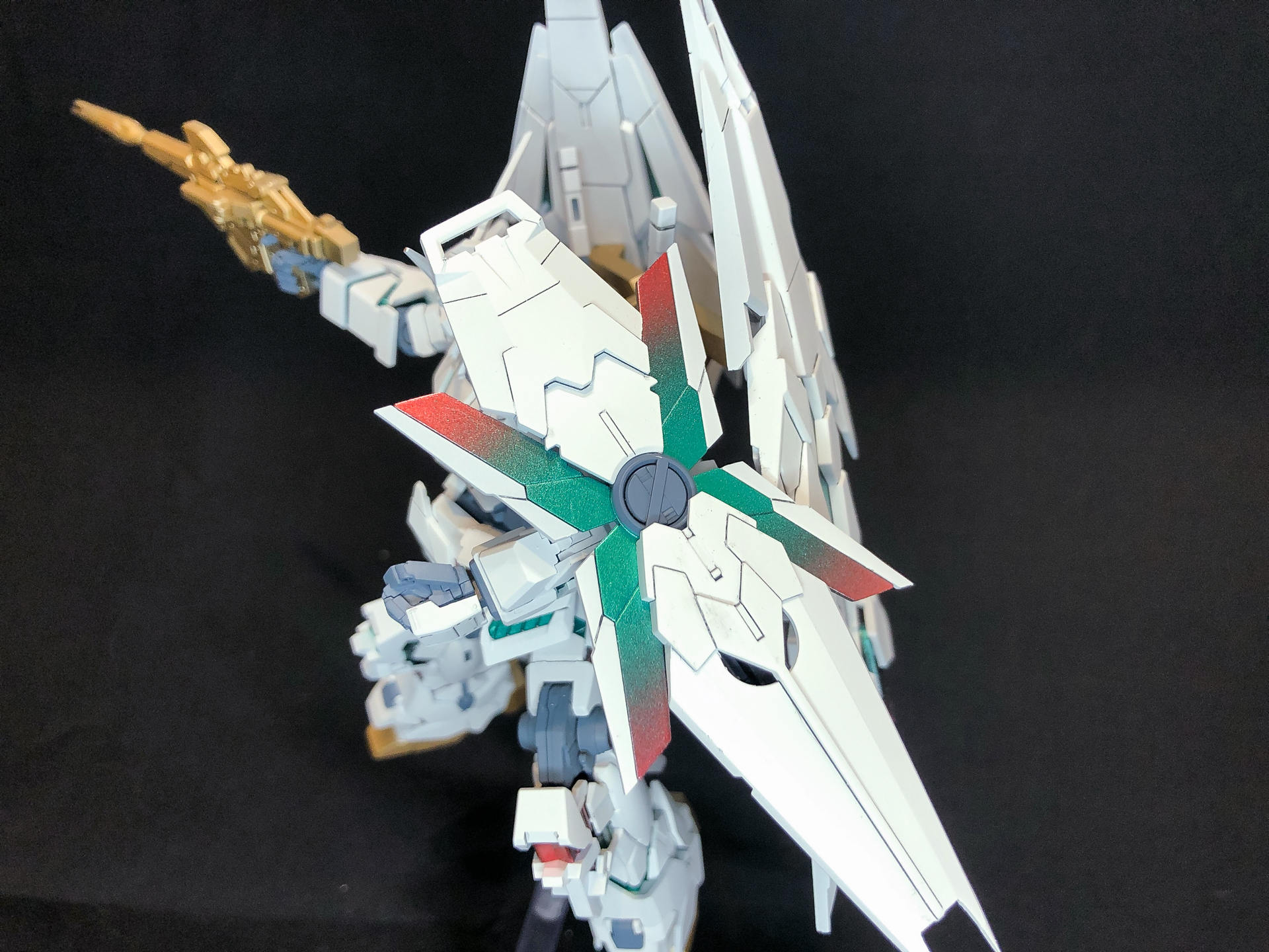 シールドのアップ。サイコフレームのグラデーションと外装部のホワイトがクリスマス感を演出できているのではないでしょうか。