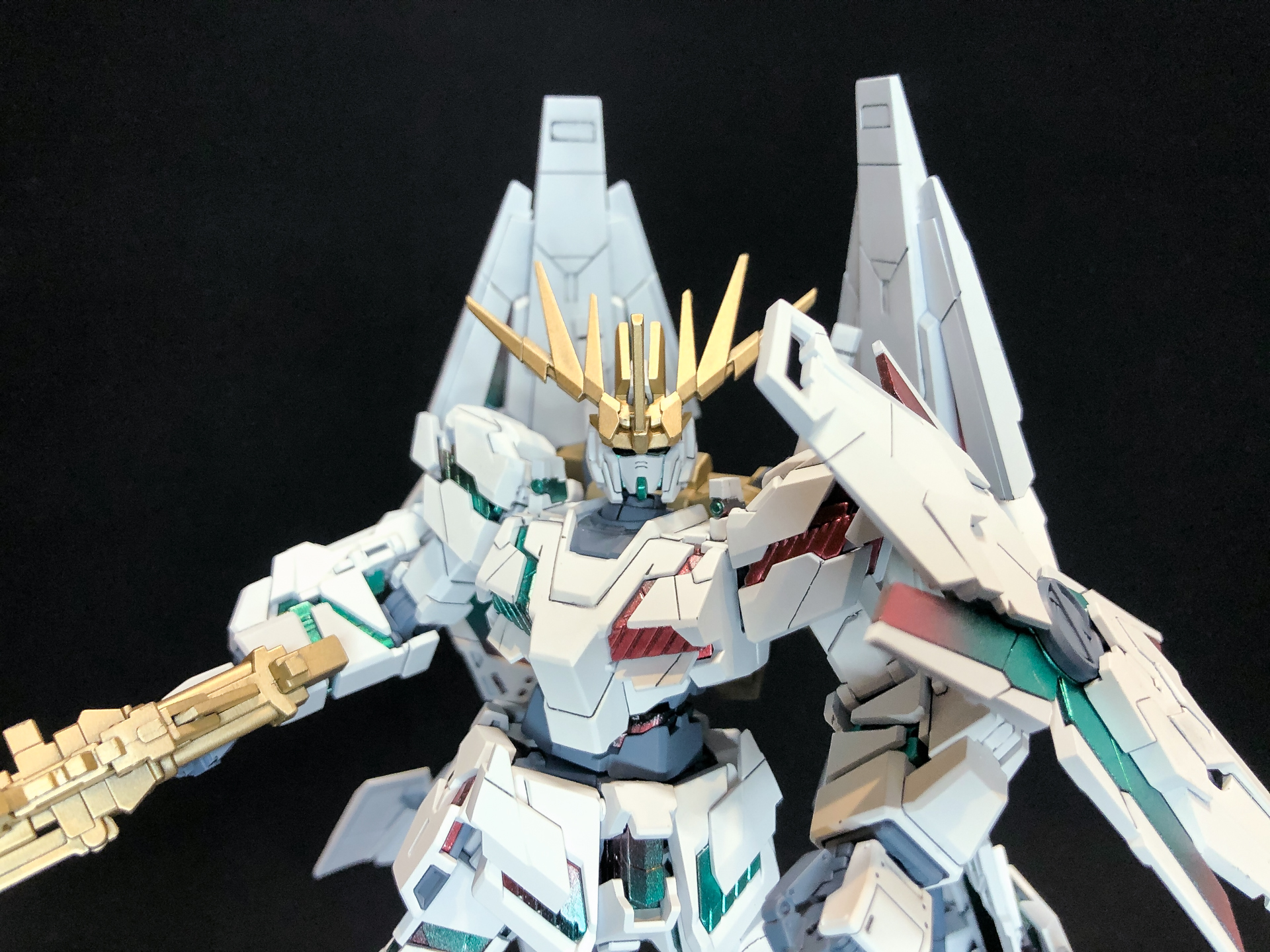 2号機バンシィと3号機フェネクスのアンテナも塗装してみました。アンテナが変わるだけで雰囲気が大きく変わります。