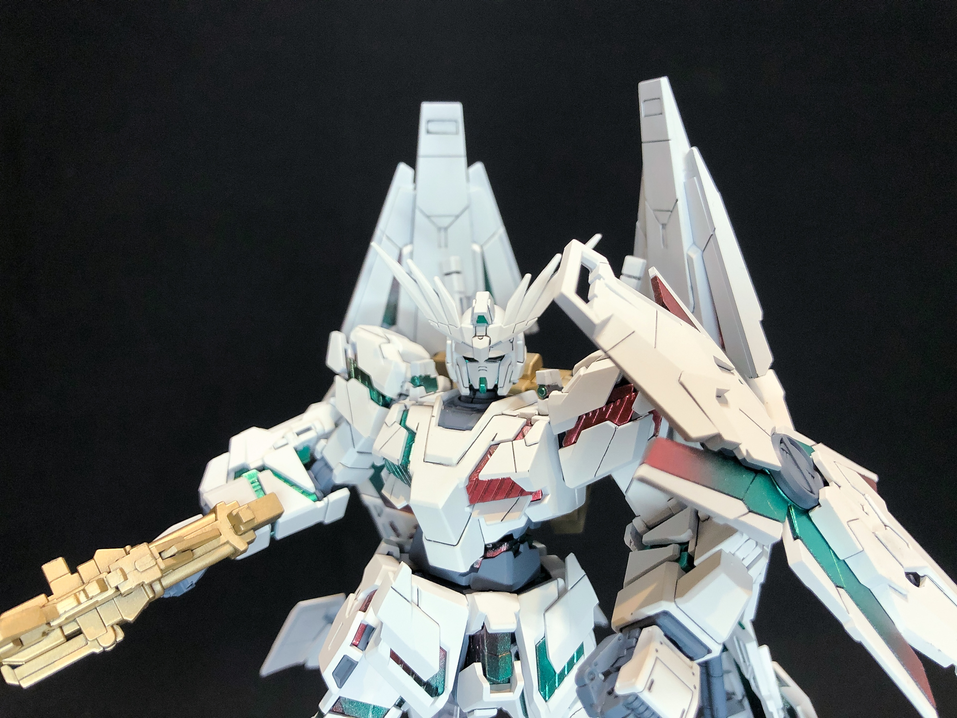 2号機バンシィと3号機フェネクスのアンテナも塗装してみました。アンテナが変わるだけで雰囲気が大きく変わります。