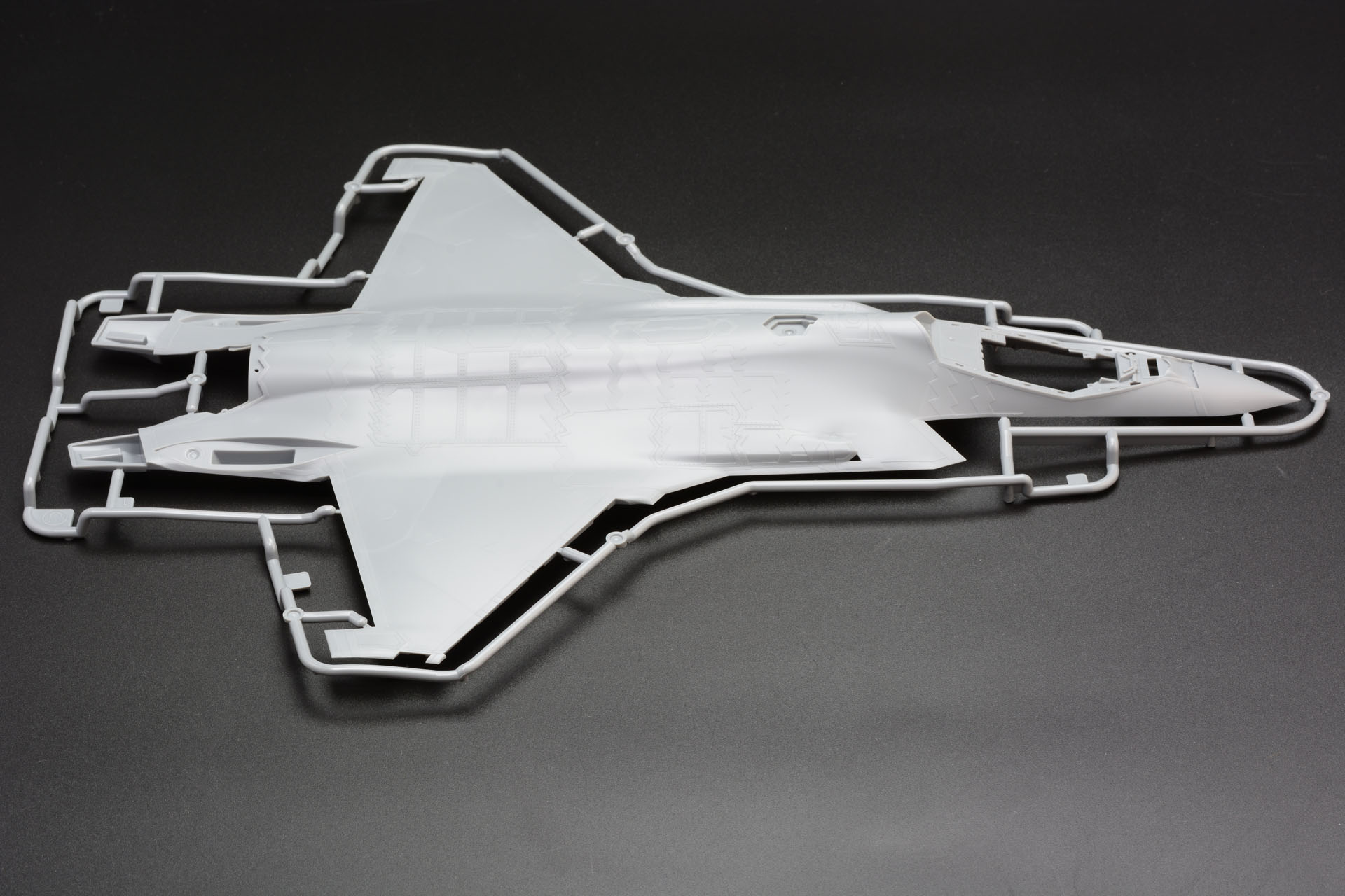 機体上部は1パーツで成型されている。大きいパーツながら、ディテール密度も非常に濃く、強度もしっかりしている