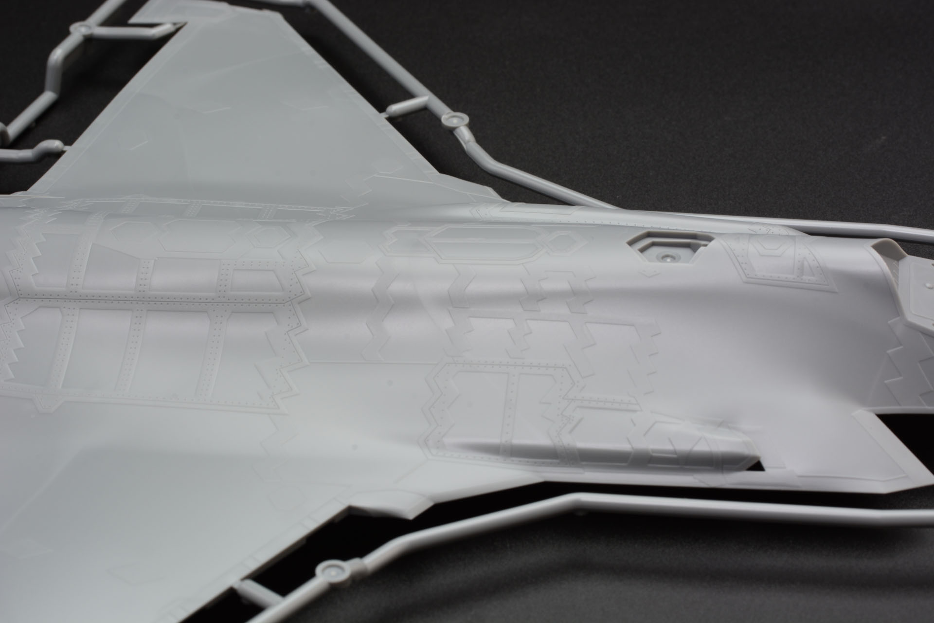 パネルラインをRAM(レーダー波吸収素材)コーティングしているF-35Aならではの機体表面を再現