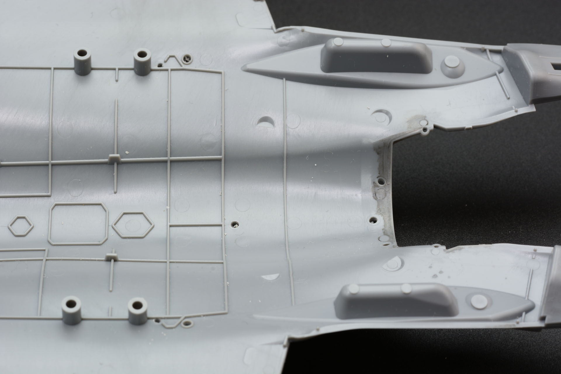 パーツの裏側にはガイド用の窪みがあり、ピンパイスで簡単に穴を開けられる