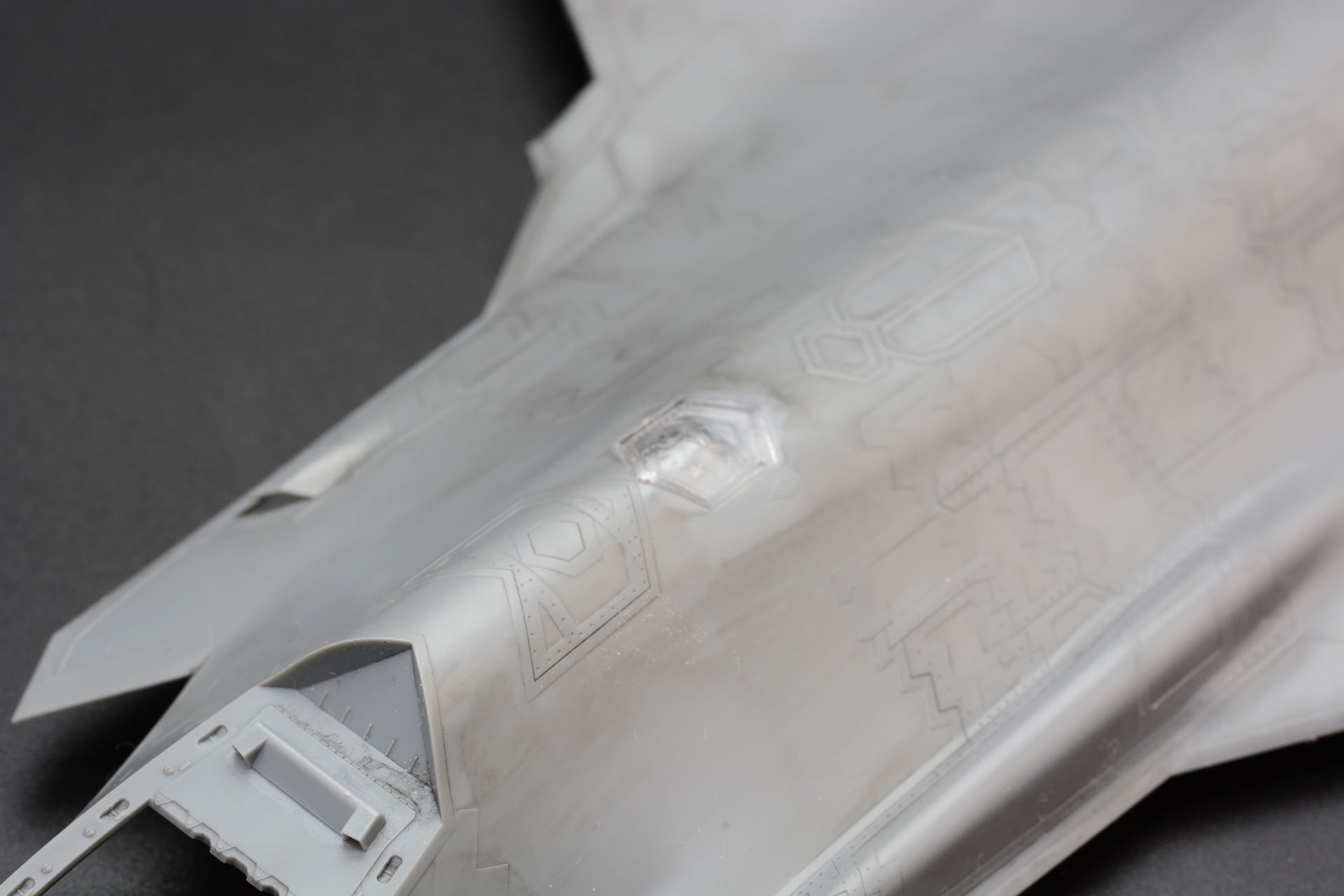 コクピット前後のセンサー部分にクリアパーツを使用