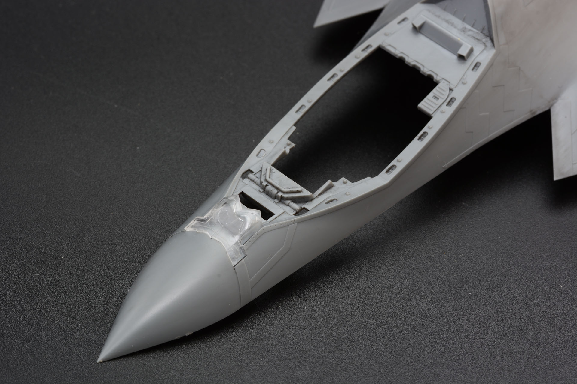 コクピット前後のセンサー部分にクリアパーツを使用