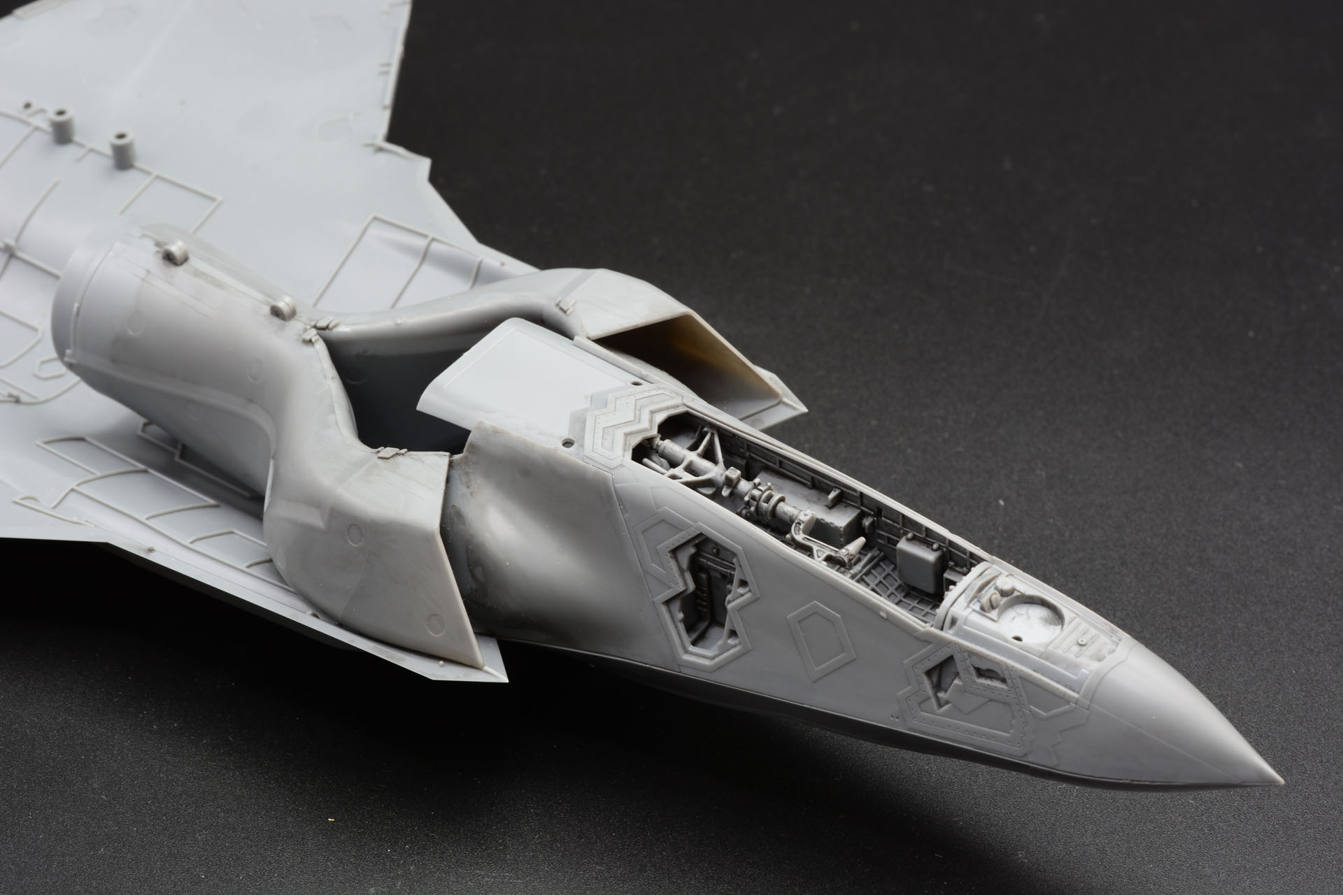 Y字型のエアインテーク。機体中央でファンブレードが回るので正面からはファンブレードが見えないようになっている