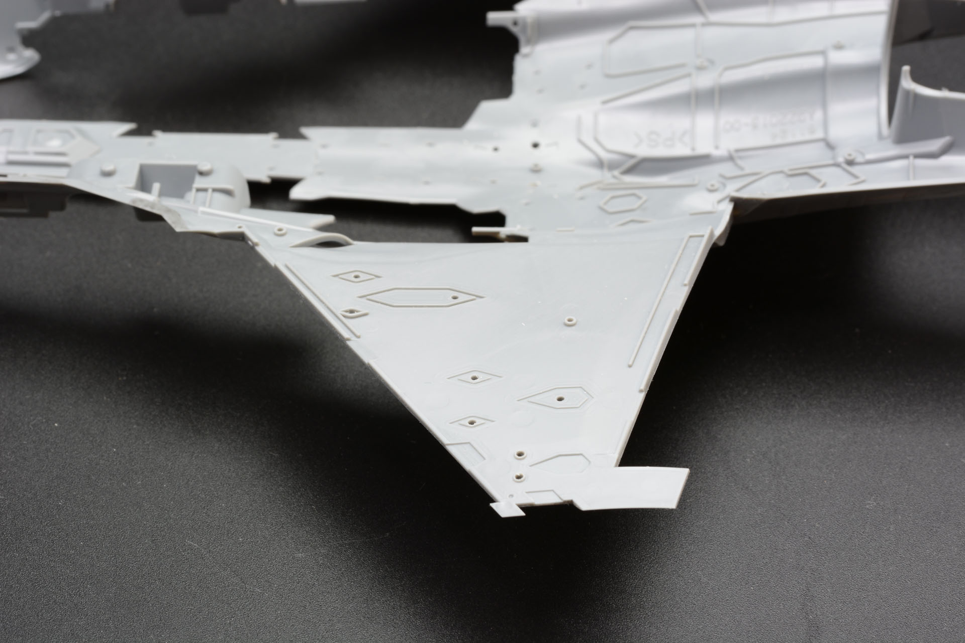 今回は武装を多く取り付けるビーストモードを選択。指示通り穴を開けていく