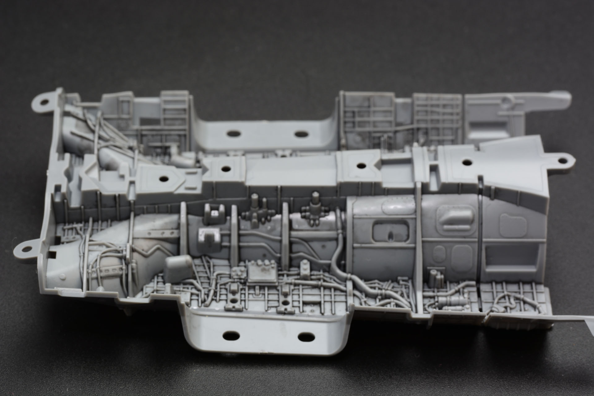 本キットで最も情報密度が高いのがウェポンベイ内部。このパーツに様々な部品を取り付けていく