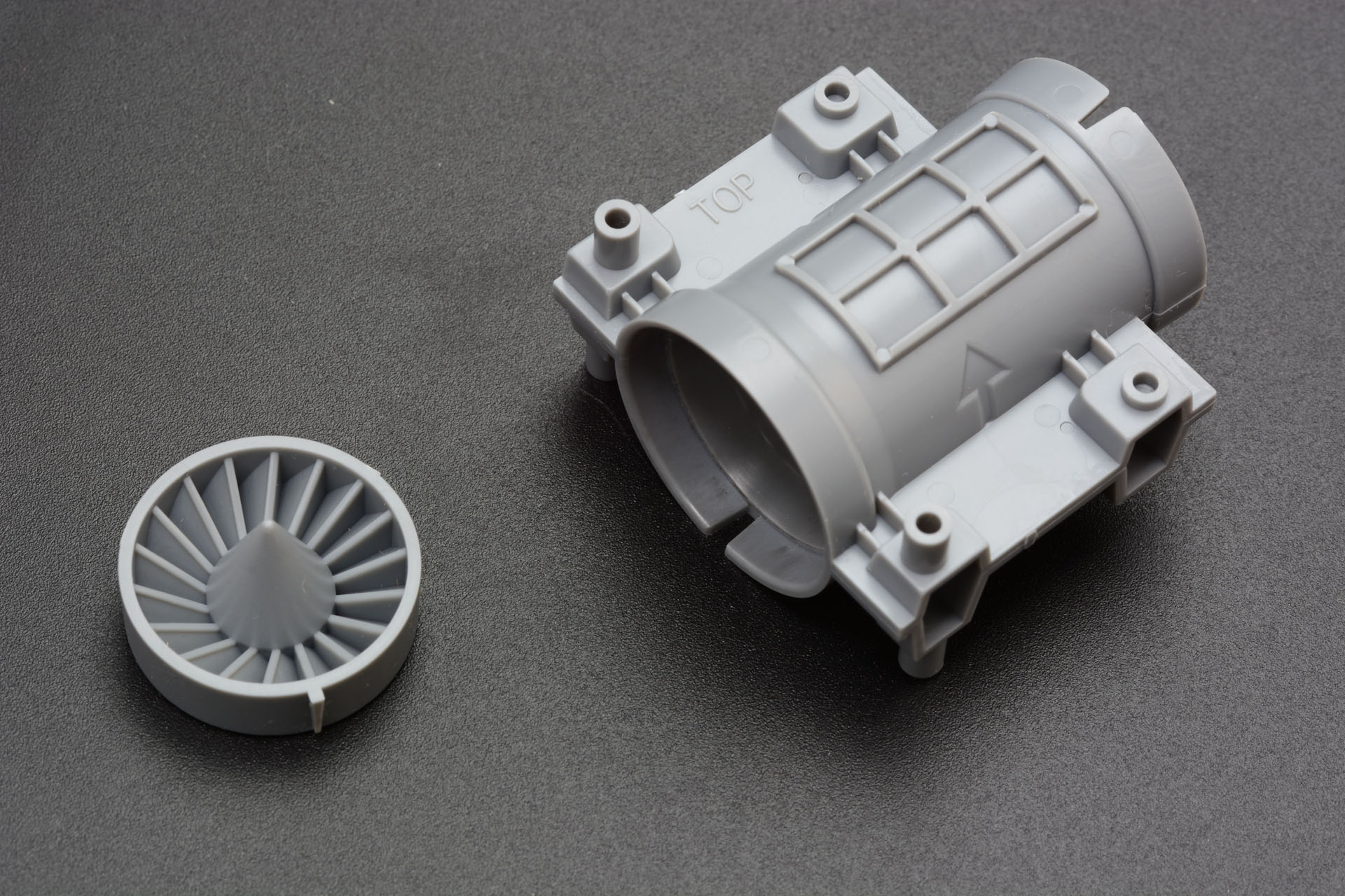 オーギュメンターはエンジンの排気に対し、もう一度燃料を吹き付けることで燃焼させさらなる推力を得る「アフターバーナー」の正式名称だ