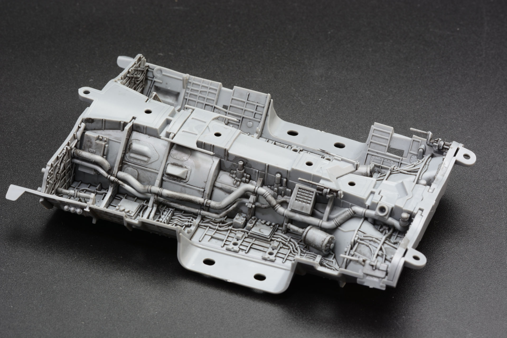 パイプなど様々な部品を接着。部品は小さいがガイドがしっかりしており、取り付け場所は間違わない