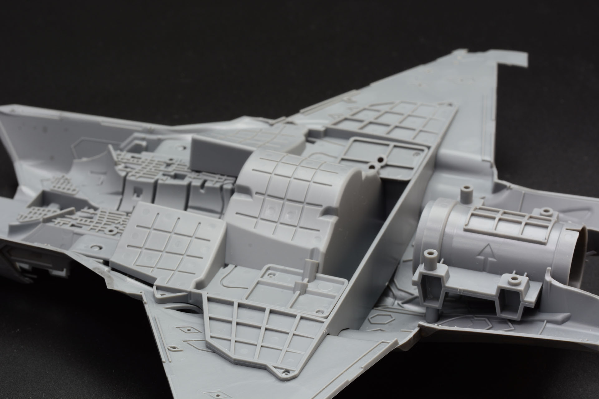 主翼と機体をしっかり支える主桁を取り付け