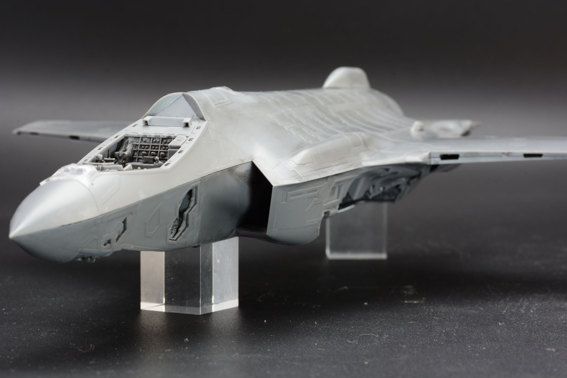 主桁を挟み込んで機体下部を装着。かなり戦闘機らしいシルエットになってきた