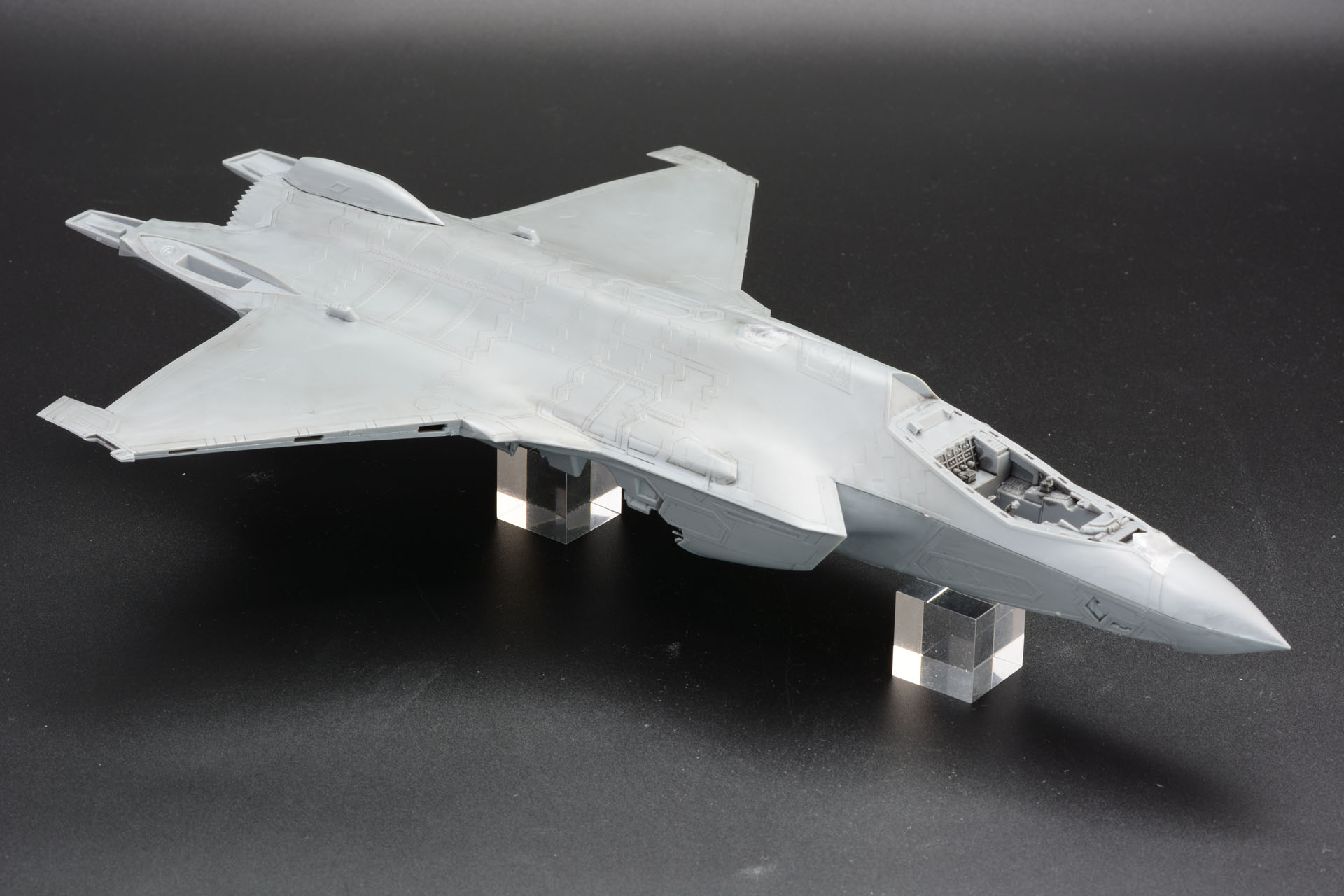 主桁を挟み込んで機体下部を装着。かなり戦闘機らしいシルエットになってきた