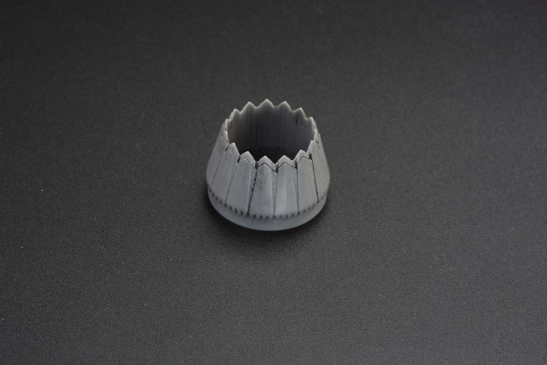 基部にパーツが隙間なく取り付けられる。ノズル部分の先端に従って細くなる構造や複雑なディテールをどう再現するか、この処理はかなり工夫したとのこと